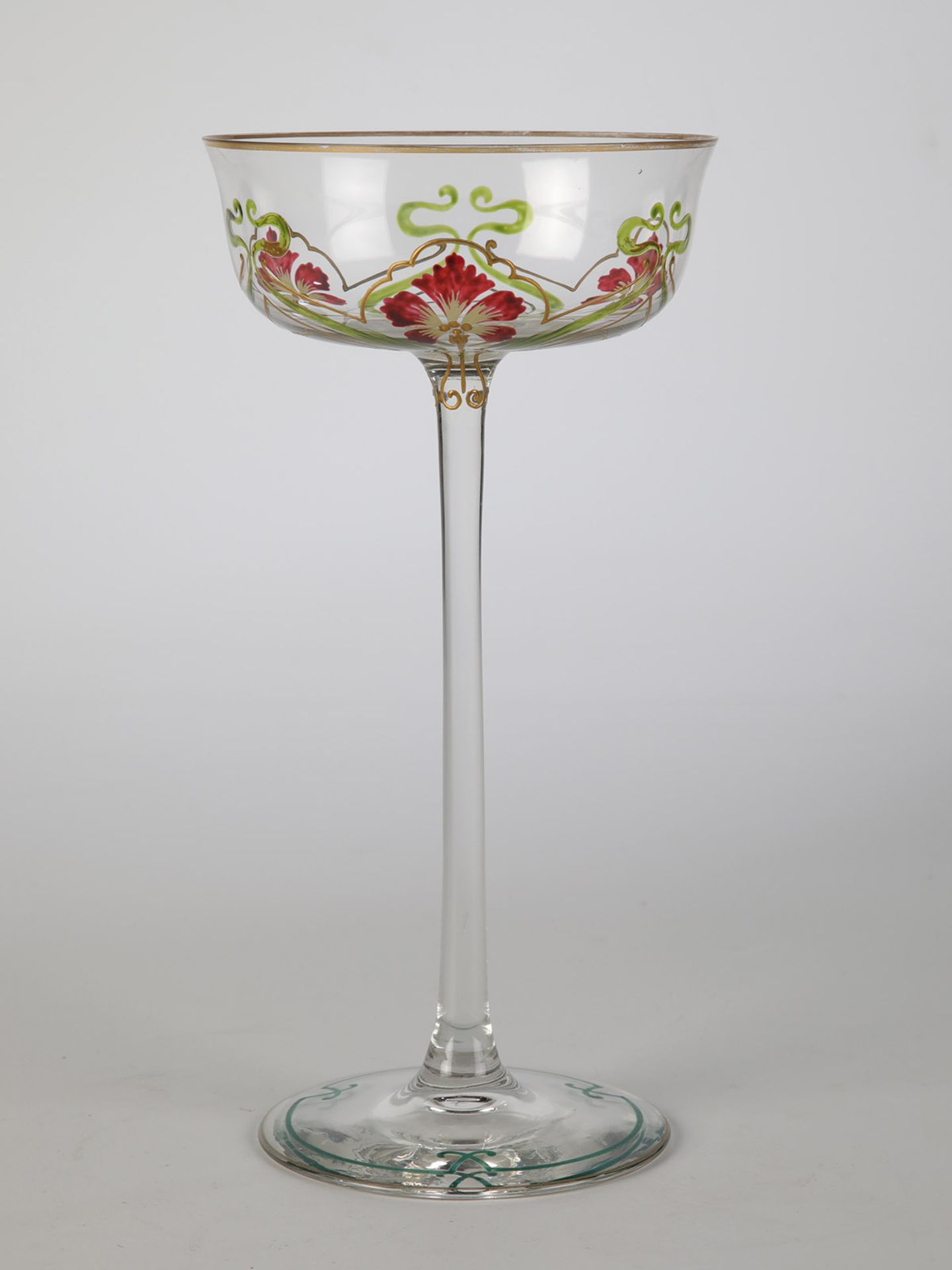 StängelglasBöhmen, um 1900 Farbloses Glas. Dreifach rapportierender, stilisiert floraler Dekor in