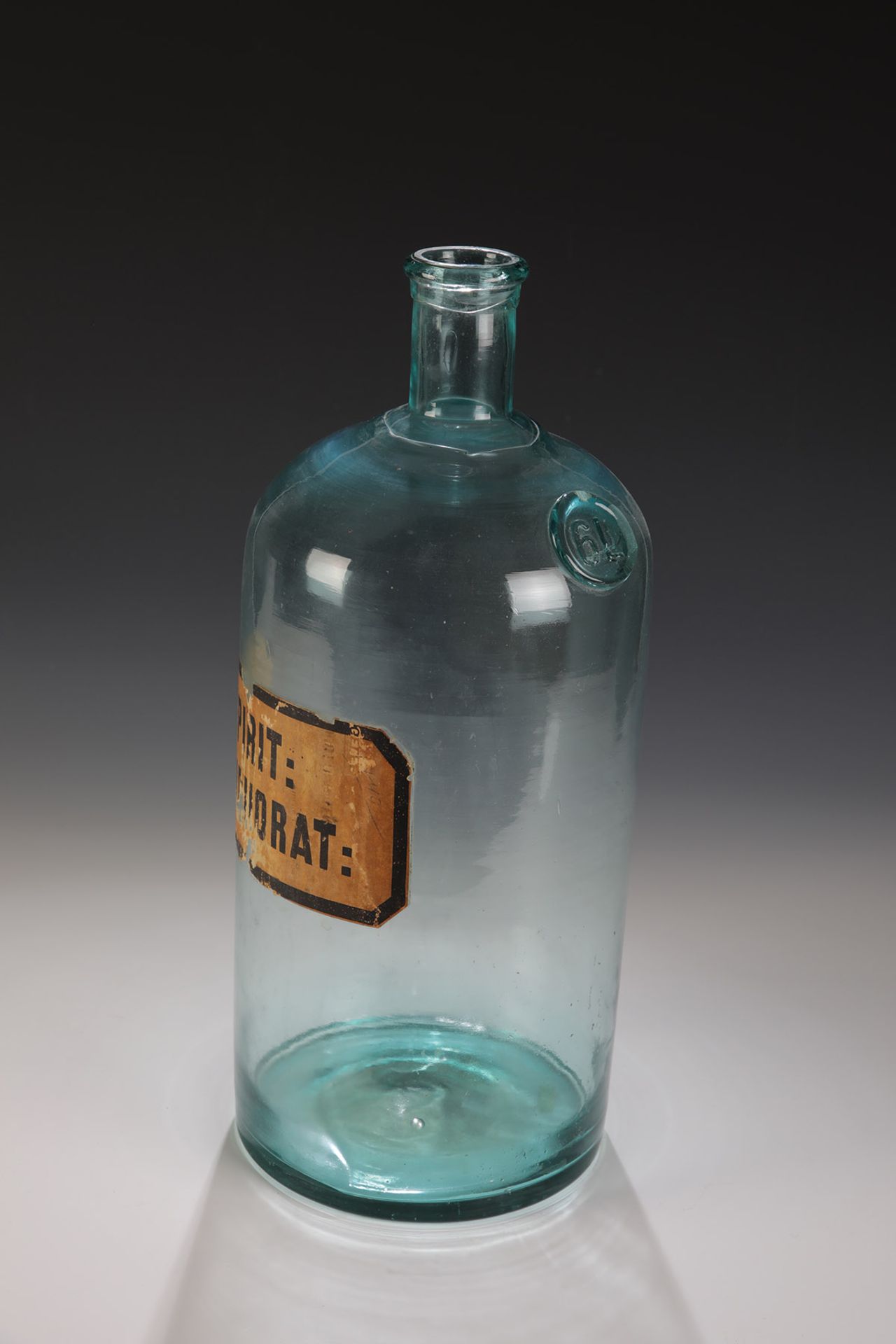 Vorratsflasche (Apothekenflasche)Österreich, um 1875 Hellgrünes Glas, auf abgerundeter Schulter