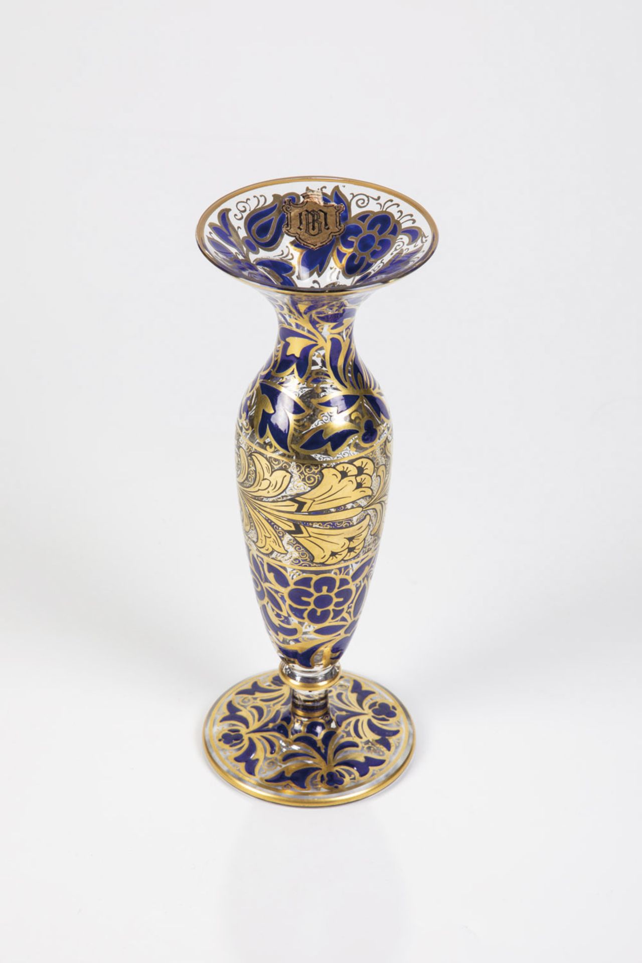 VaseMechold & Co., Haida, , um 1920 Farbloses Glas mit Schwarzlot-, Gold- und blauem Opakemaildekor: