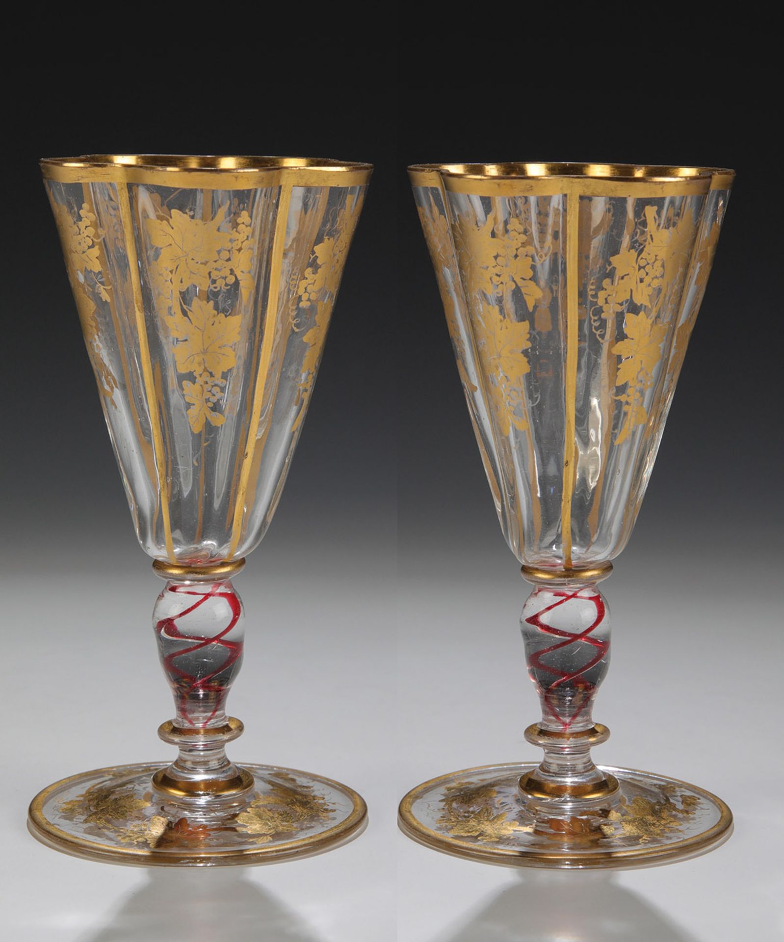 Paar Pokale mit GolddekorBöhmen oder Schlesien, 2, H. 19. Jh. Balusterschaft mit spiralförmig