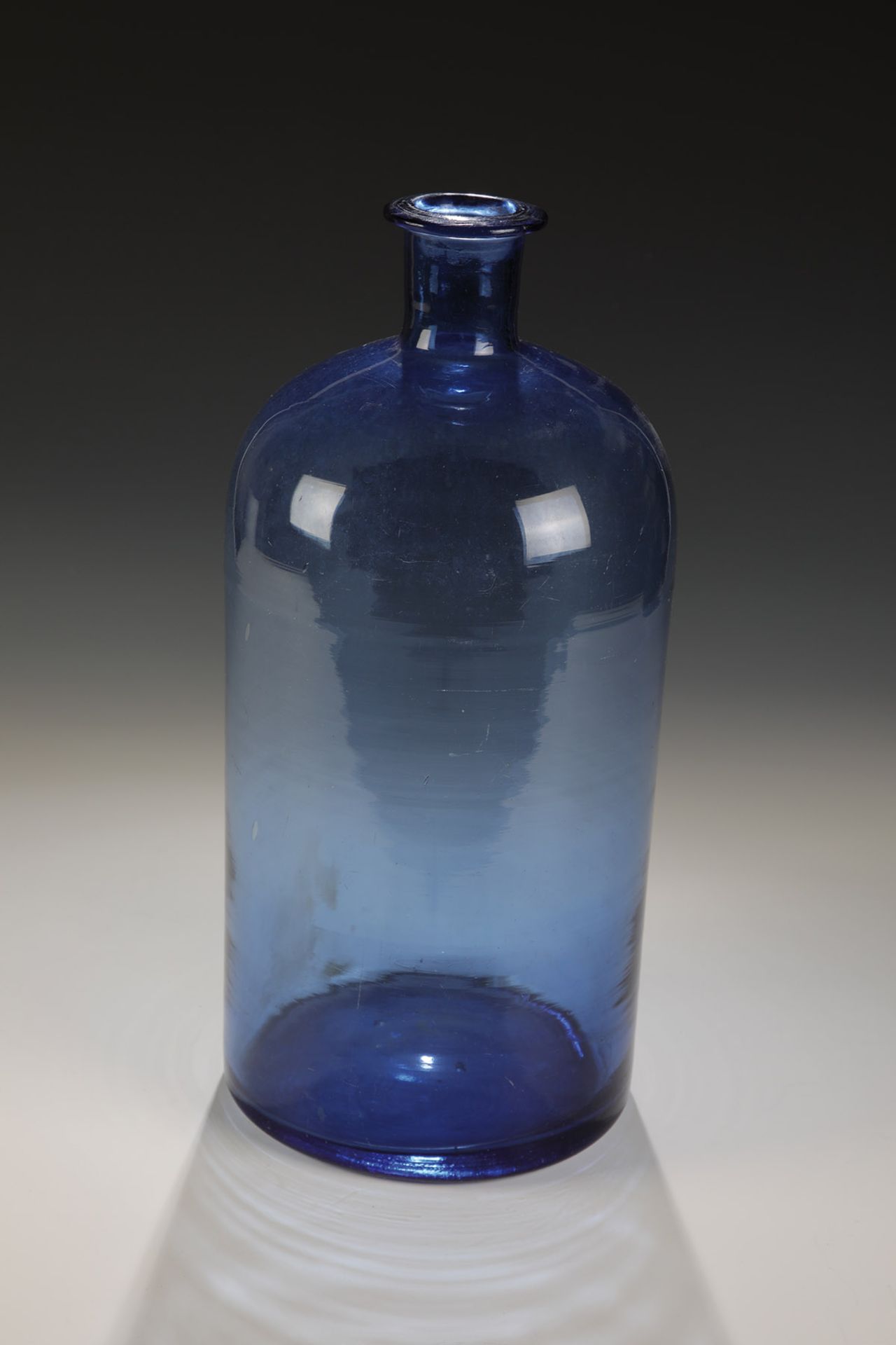 Große Vorratsflasche (Apothekenflasche)Norddeutschland, 19. Jh. Hellblaues Glas mit abgerundeter