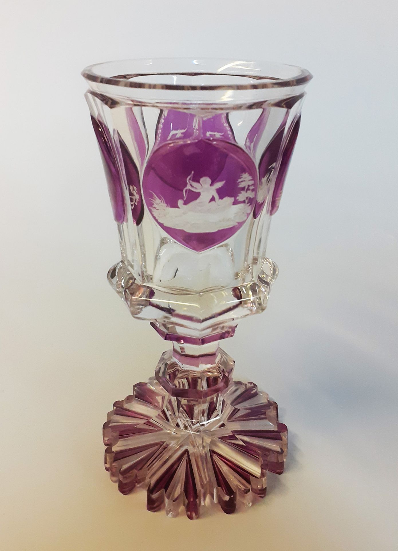 PokalBöhmen, Meyr's Neffen, Winterberg, um 1840 Farbloses, flächenfüllend schliffverziertes Glas,
