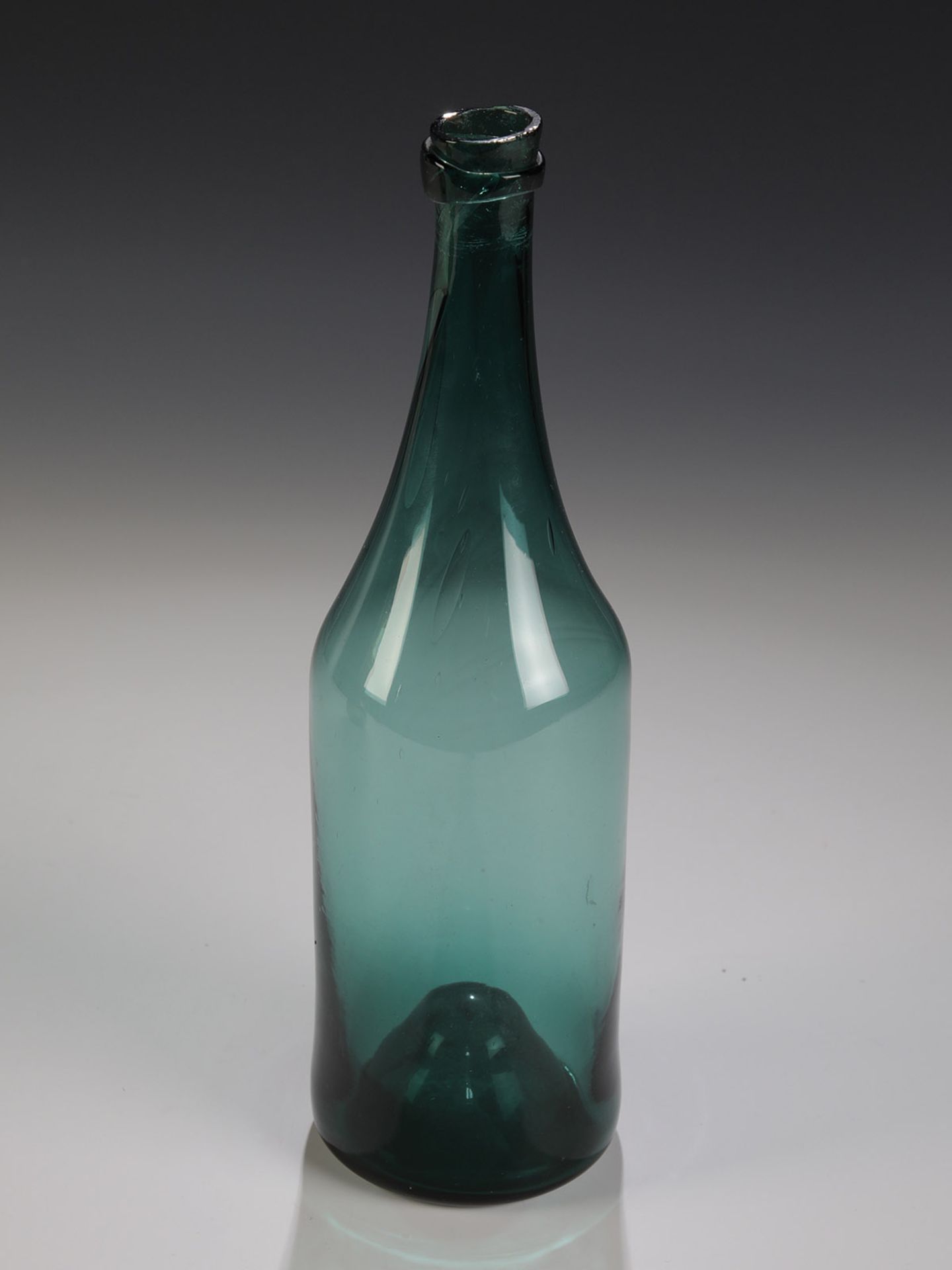 ZylinderflascheSteiermark, um 1820 Blaugrünes Glas mit hochgestochenem Boden, Abriss und steiler