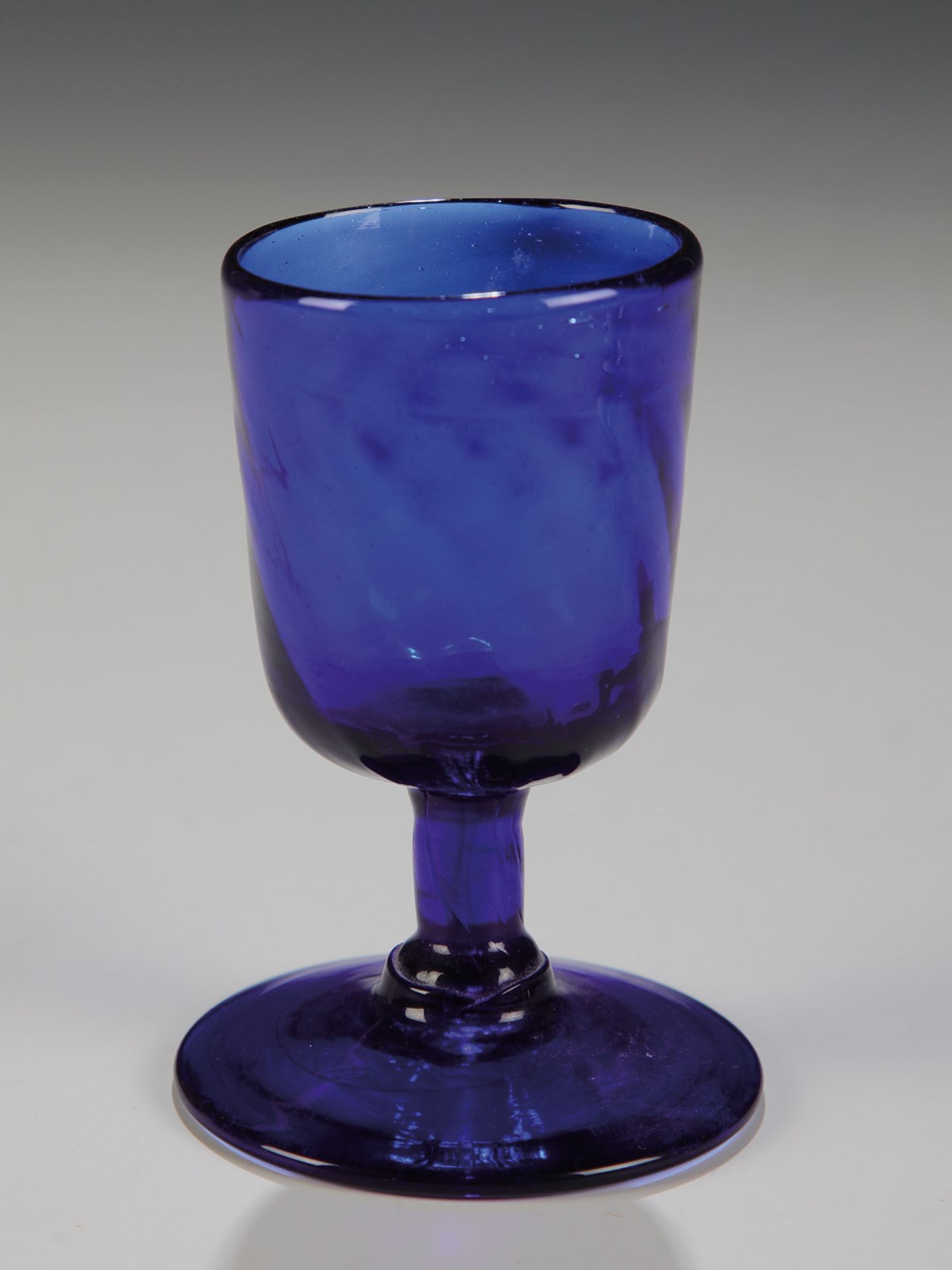 Kleiner Pokal aus kobaltblauem GlasAlpenländisch, um 1800 Fuß mit Abriss, zylindrische Kuppa im
