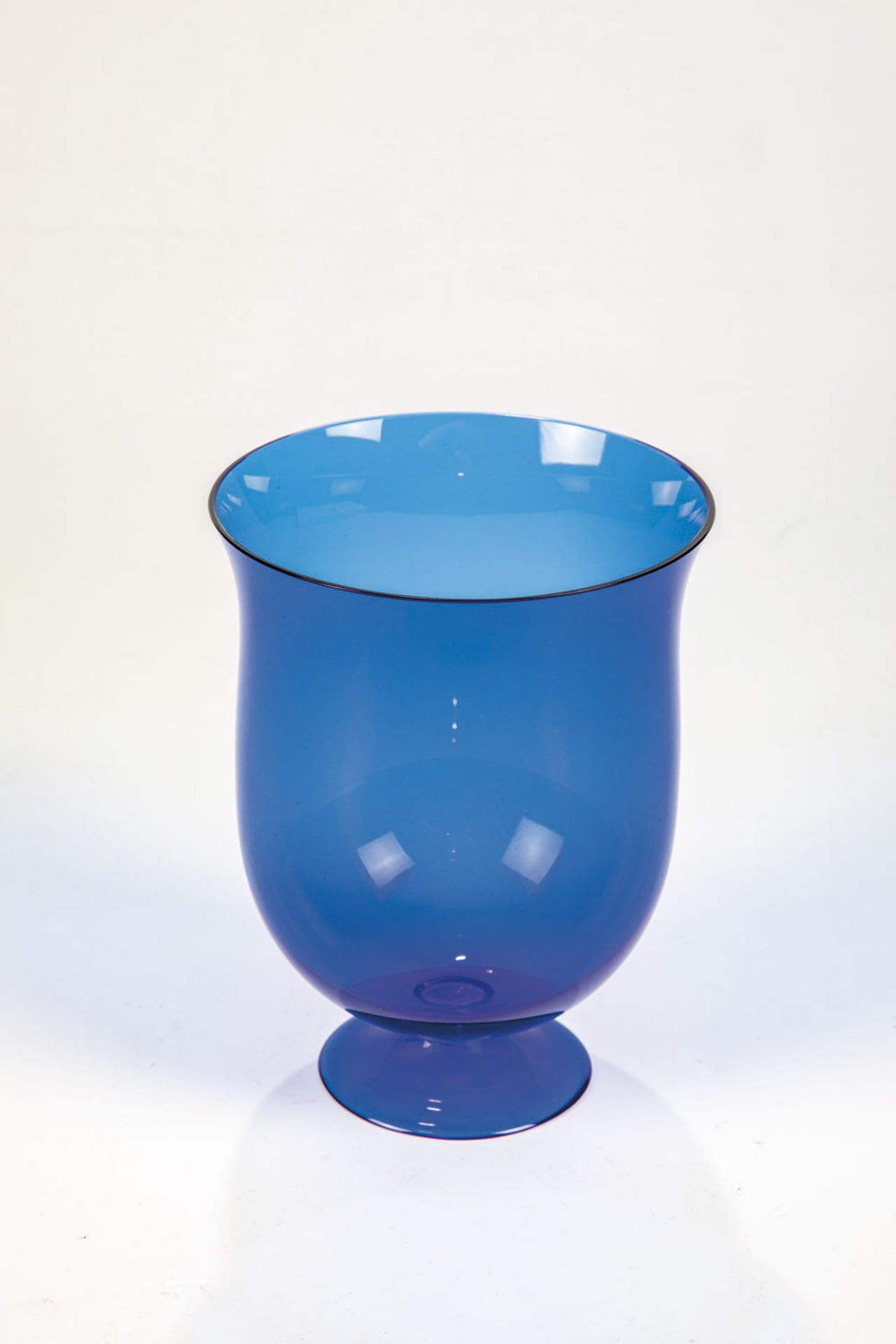 FußvaseJosef Hoffmann (Entwurf), Wiener Werkstätte, um 1920 Blaues Glas. H. 14,2 cm Lit.: T. Bröhan,