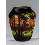 Vase mit Seenlandschaft