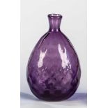 Beutelflasche aus violettem Glas