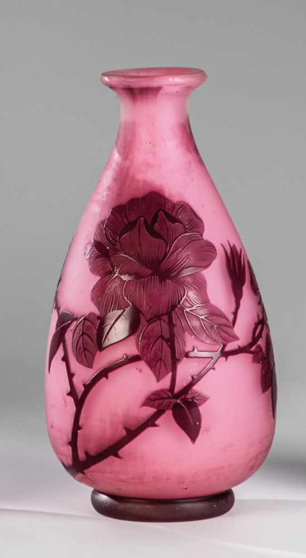 Vase mit Rosenzweig