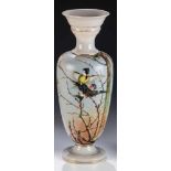 Vase mit fliegenden Vögeln