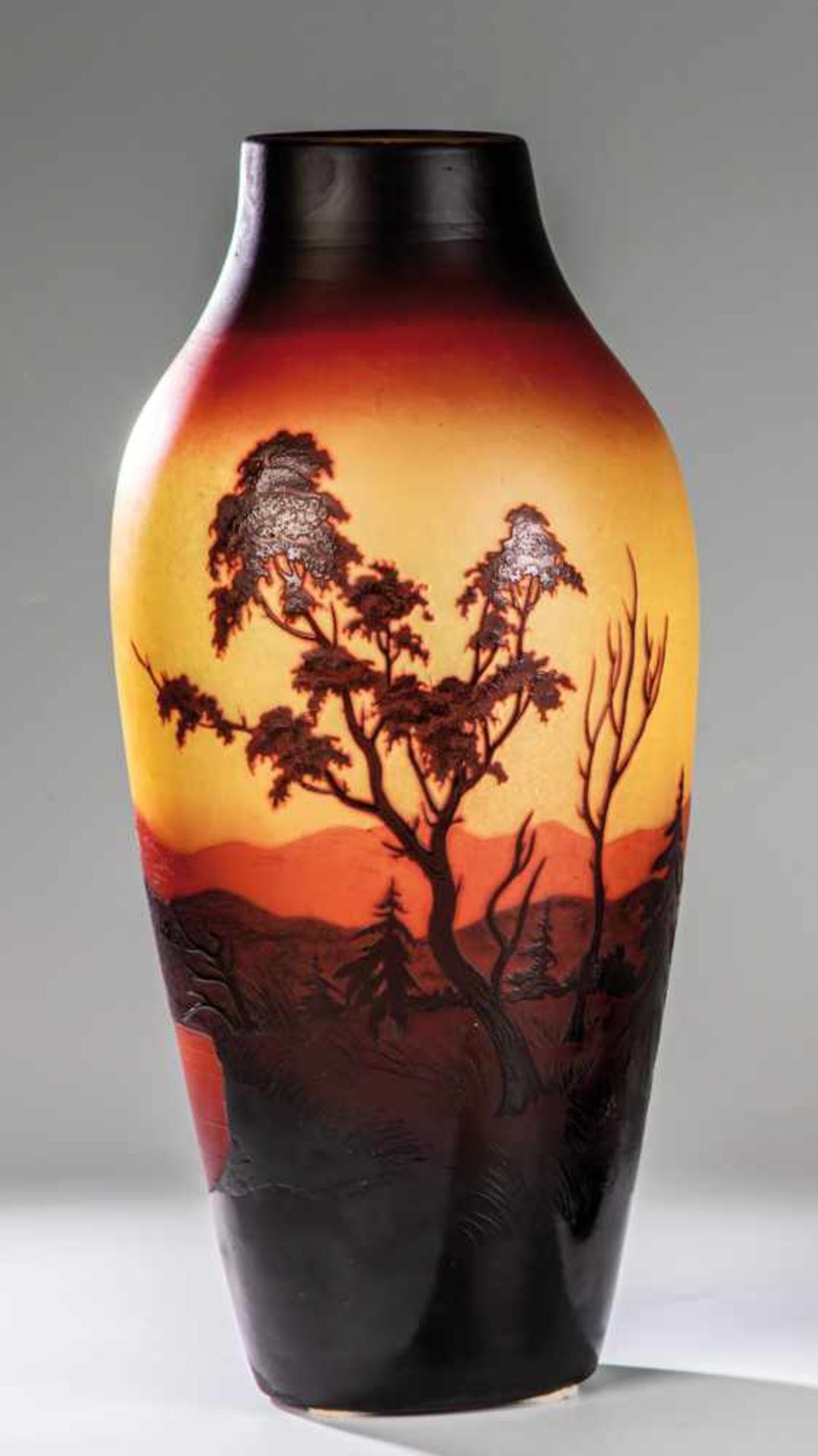 Vase mit Flußlandschaft