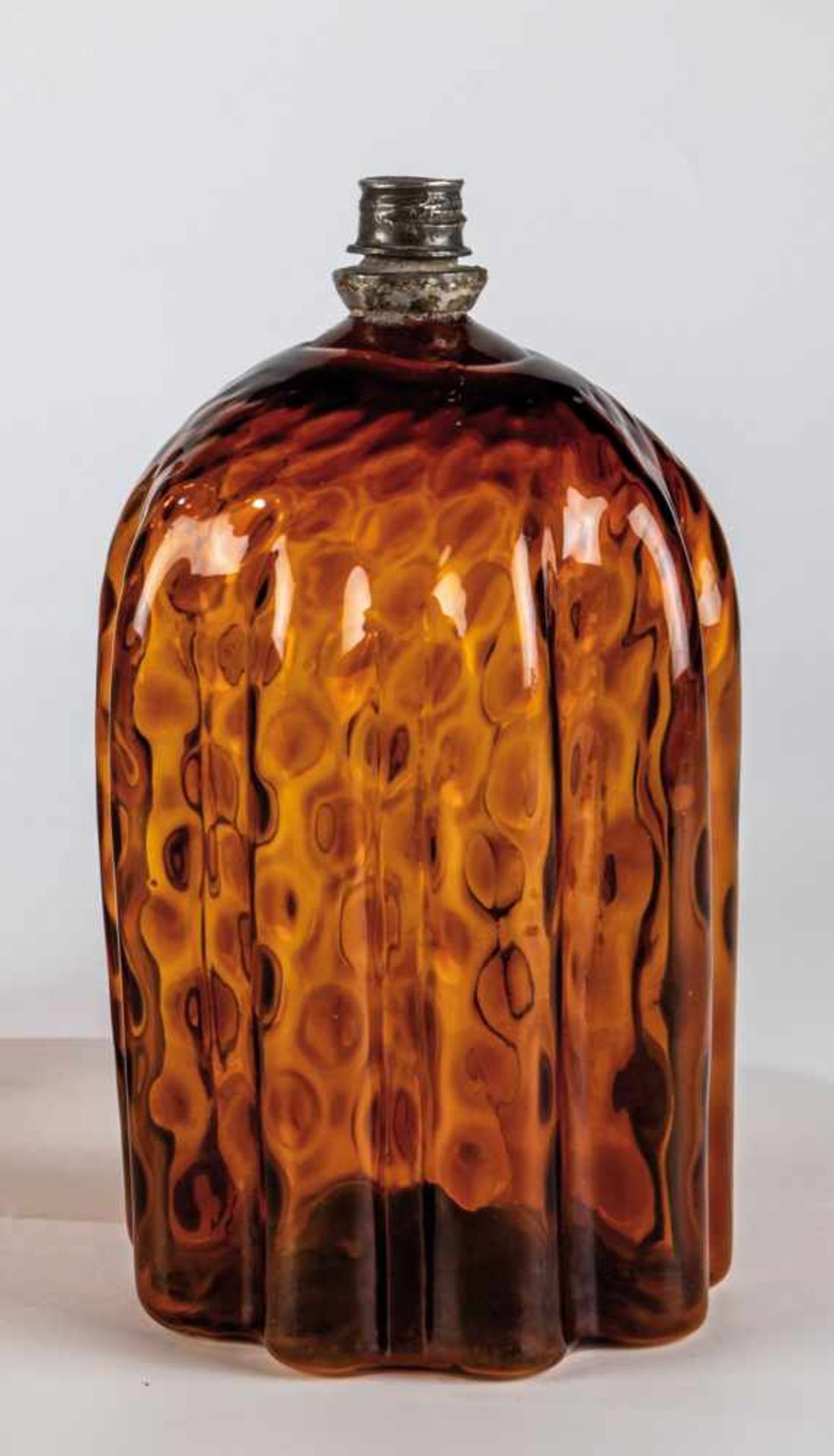 Seltene Schnapsflasche aus braunem Glas mit Zinnschraubverschluss