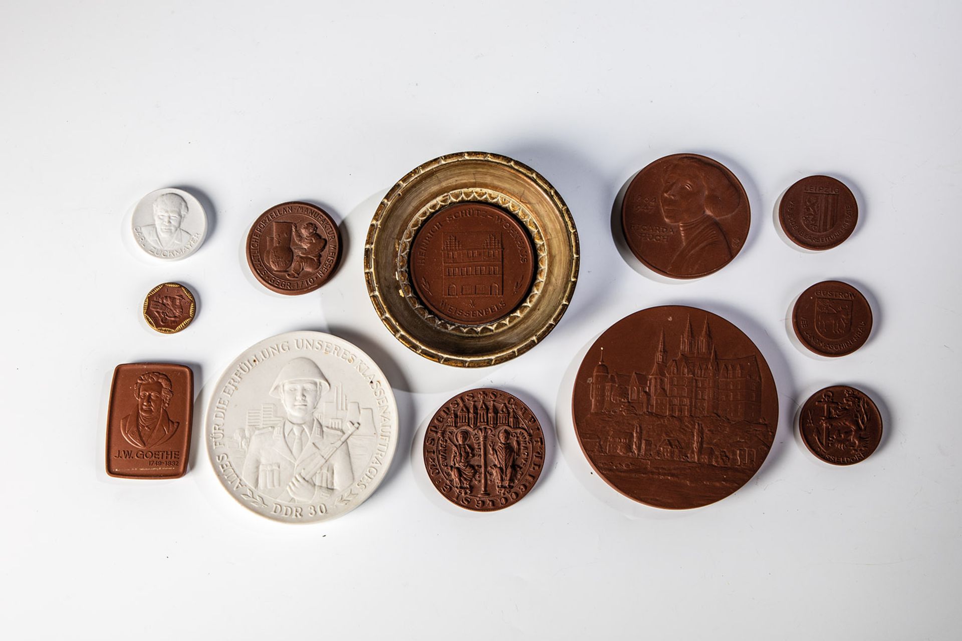 Konvolut: 55 Medaillen und Münzen aus Porzellan