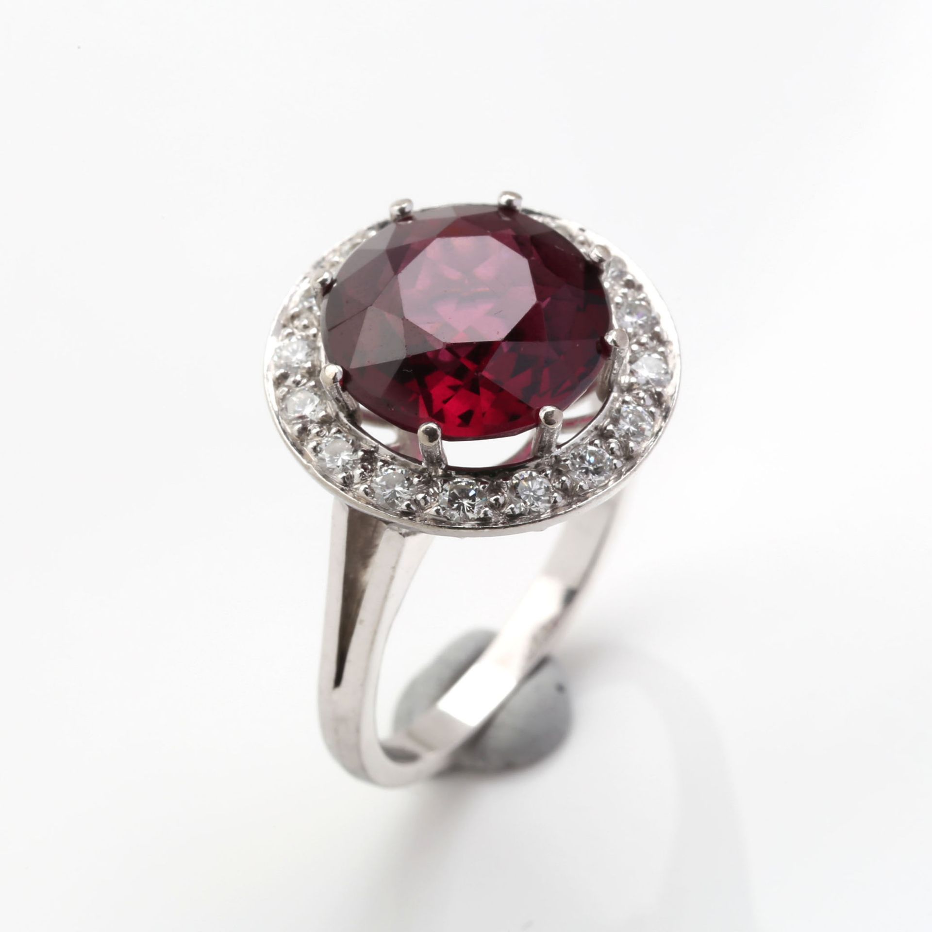 GARNET - DIAMOND - RING