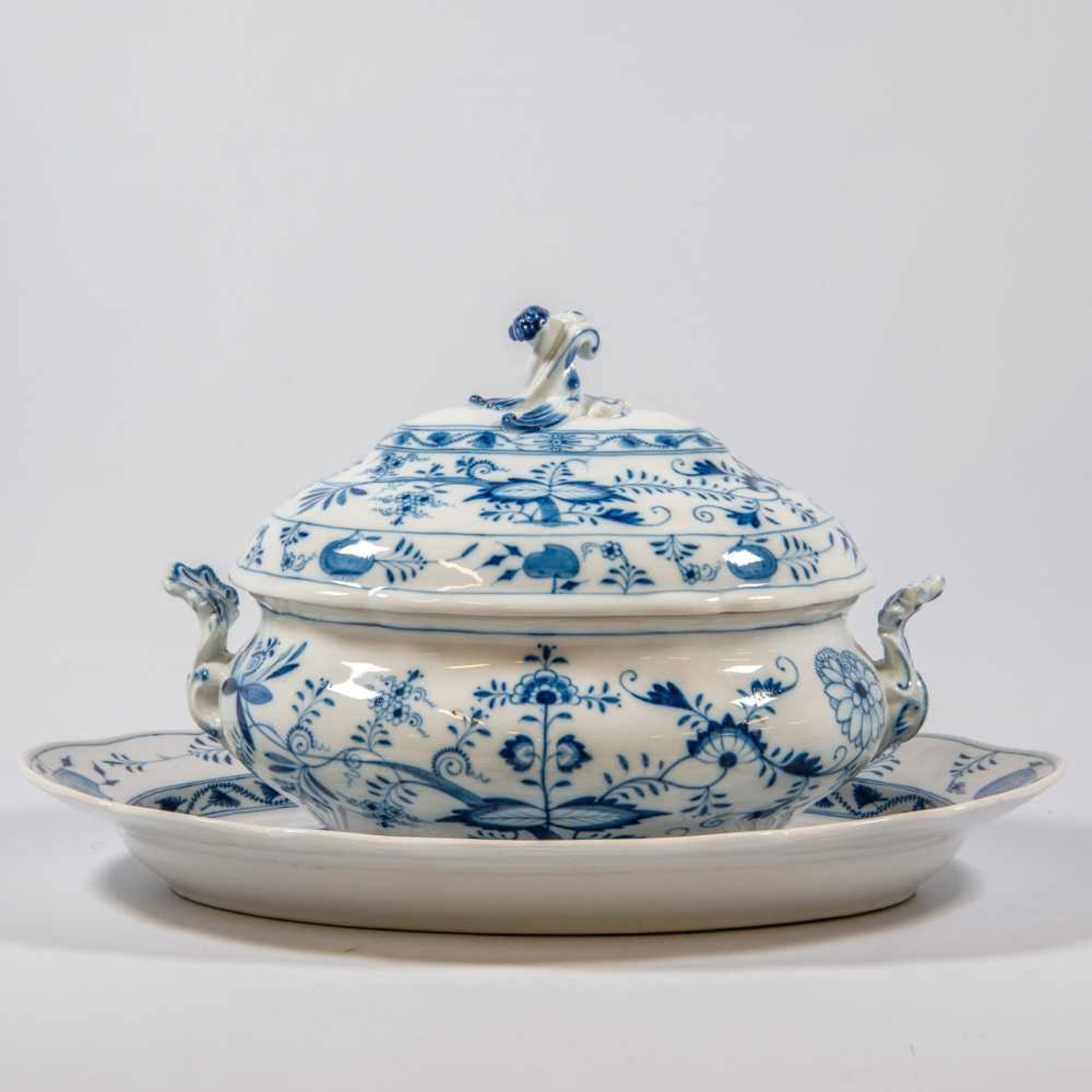 Large Soup Tureen, marked with crossed swords, Meissen zwiebelmuster decor. Length: 46,5 cm , Width: - Image 2 of 8