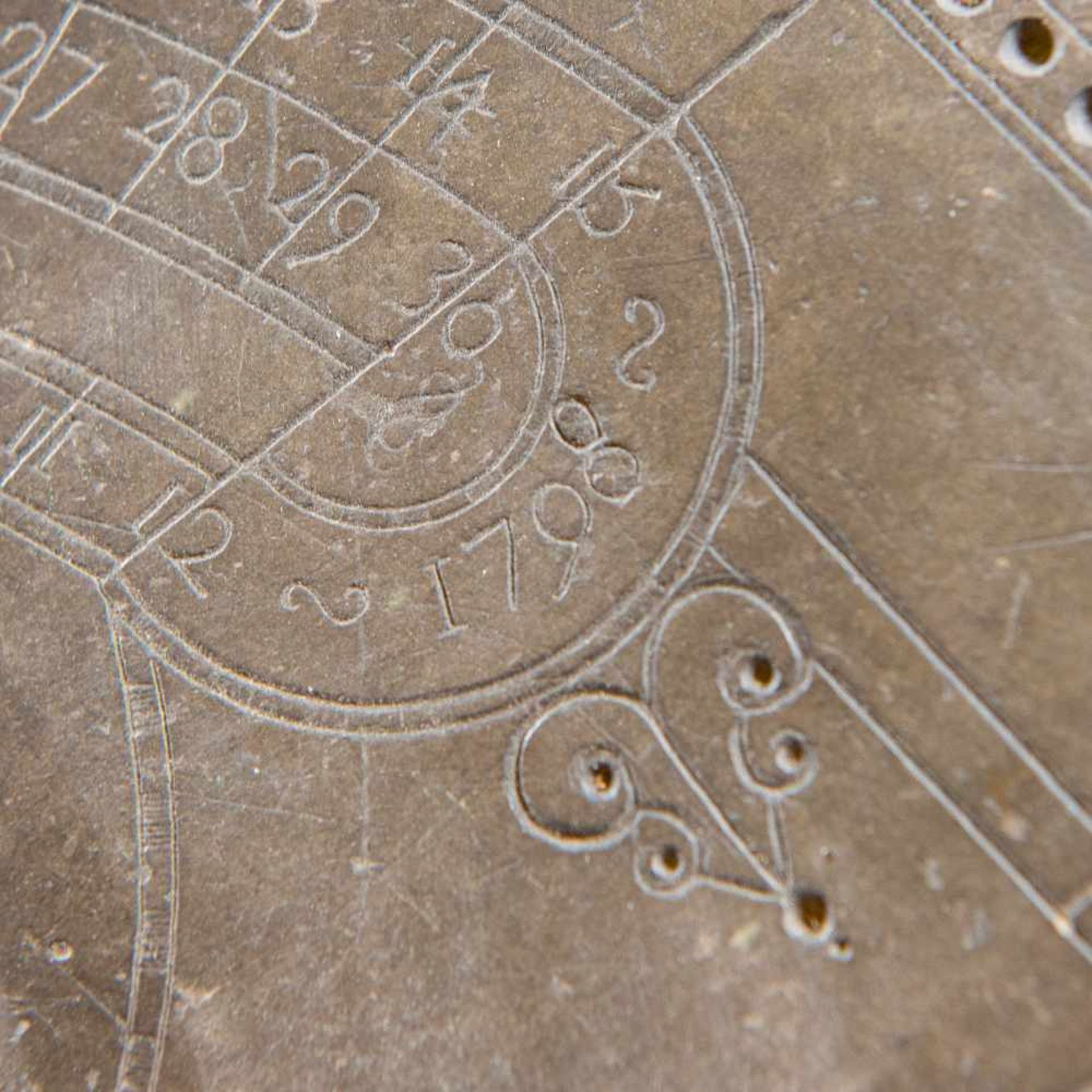 Slate rock sundial, 1798, engraved with latin: 'inuirom que fenor'. Lunar calendar. Length: 40 - Bild 9 aus 10