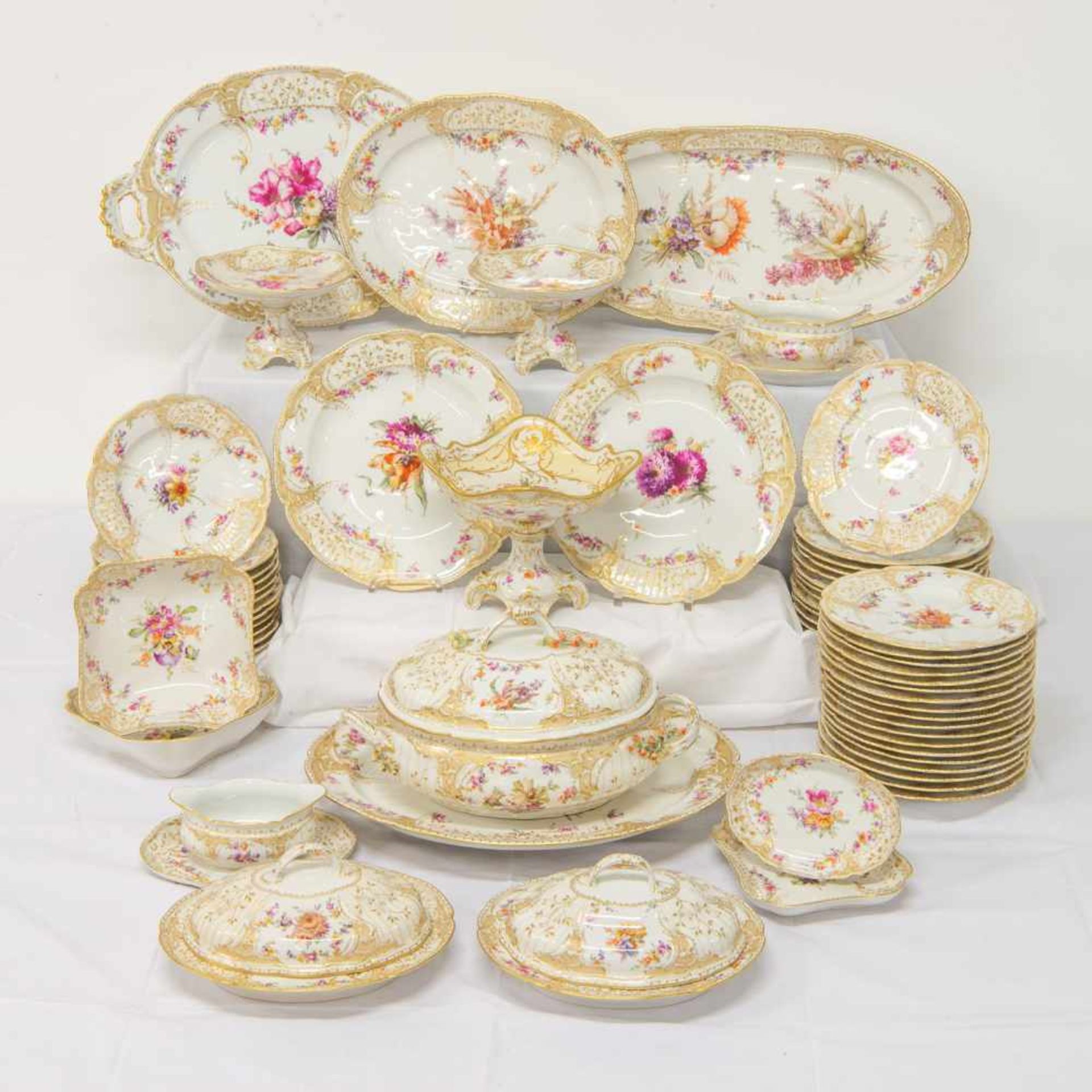 Exceptional dinner service of 66 pieces, handpainted decorations, Marked KPM. (1 small chip) Length: - Bild 2 aus 35