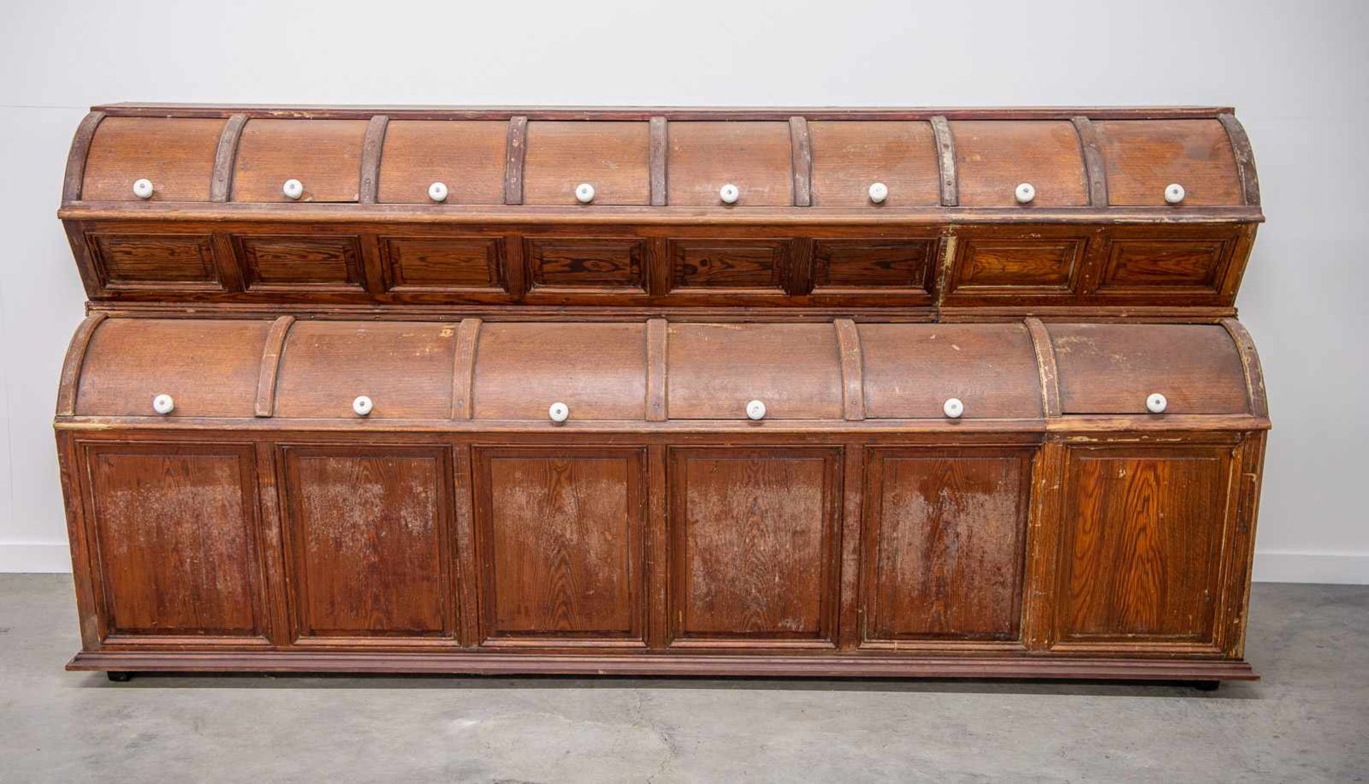 Shop cabinet with 3 antique scoops. 1920 Length: 261 cm , Width: 66 cm, Hight: 130 cm, Diameter: 0 - Bild 3 aus 8