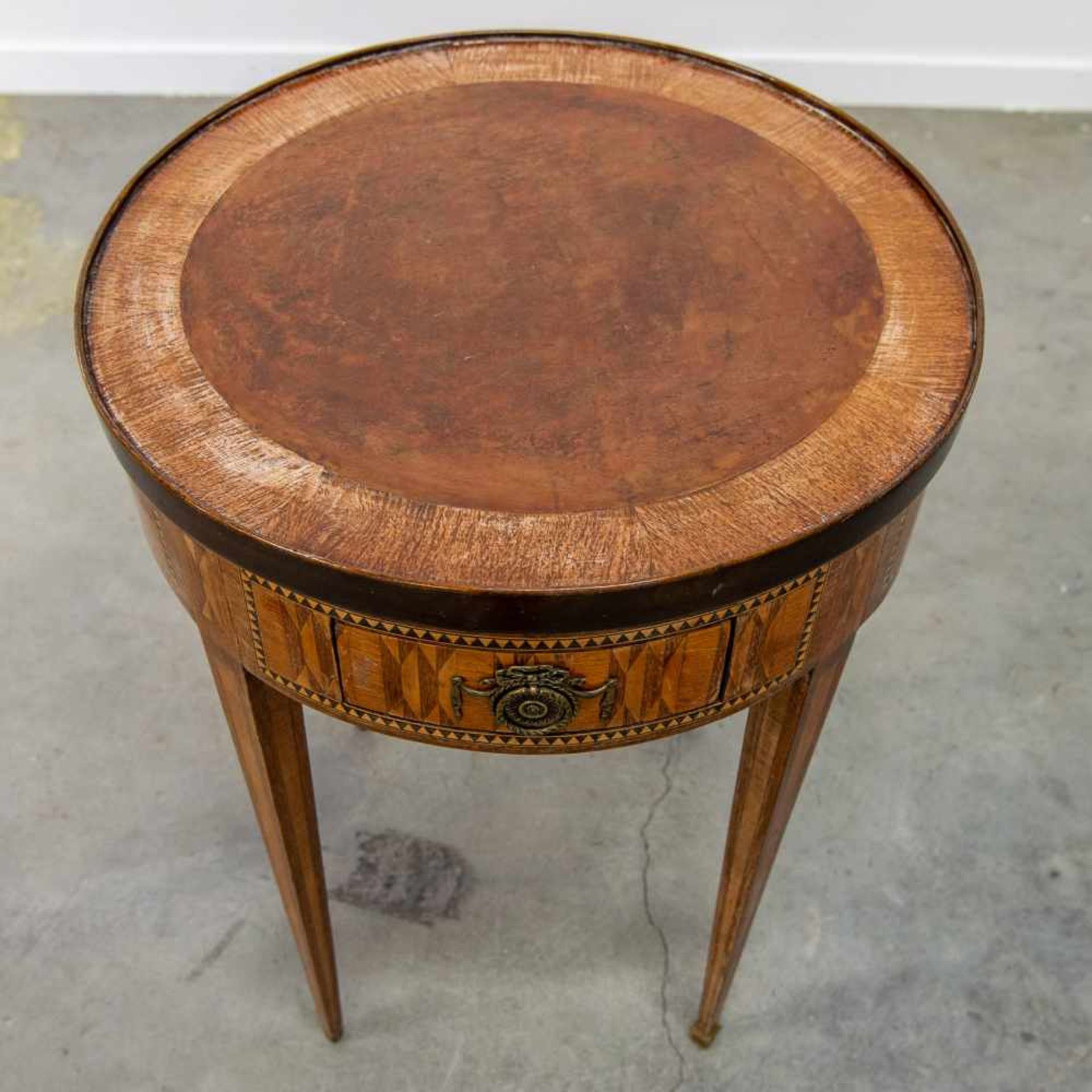 Maître DUBOISAntique game table, decorated with a marquetry 'Mongolfier' balloon and landscape and a - Bild 6 aus 9