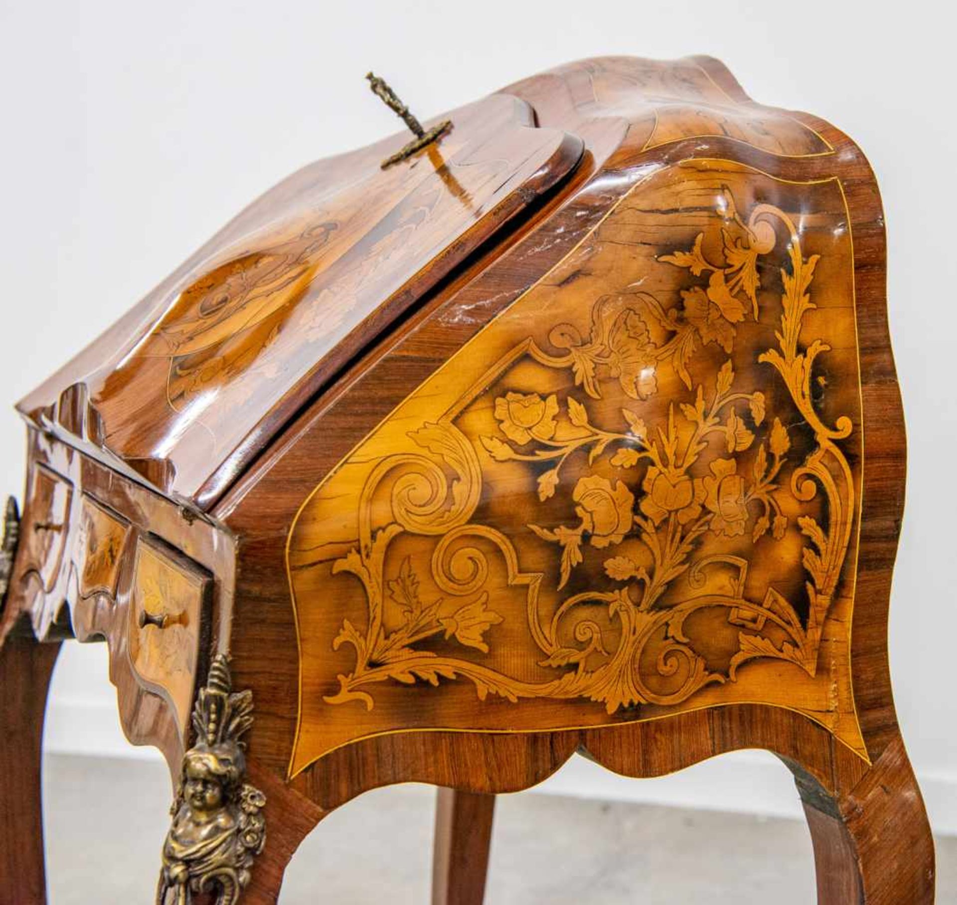 Writing desk with marquettry inlay in floral patterns. Mounted bronze putti, 20th century. Length: - Bild 8 aus 13