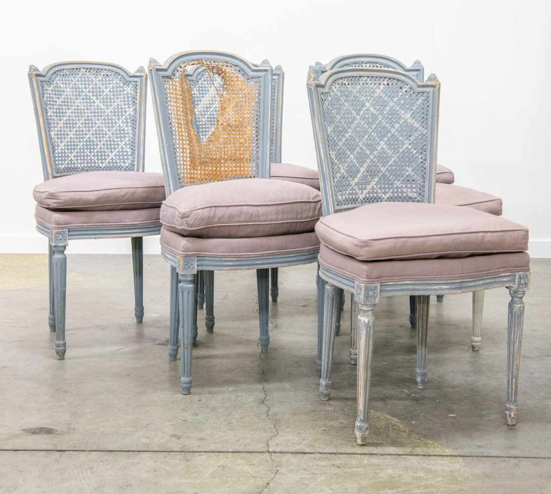 Set of 6 chairs in Louis XVI style, patinated blue and finished with a cushion. (1 to restore)