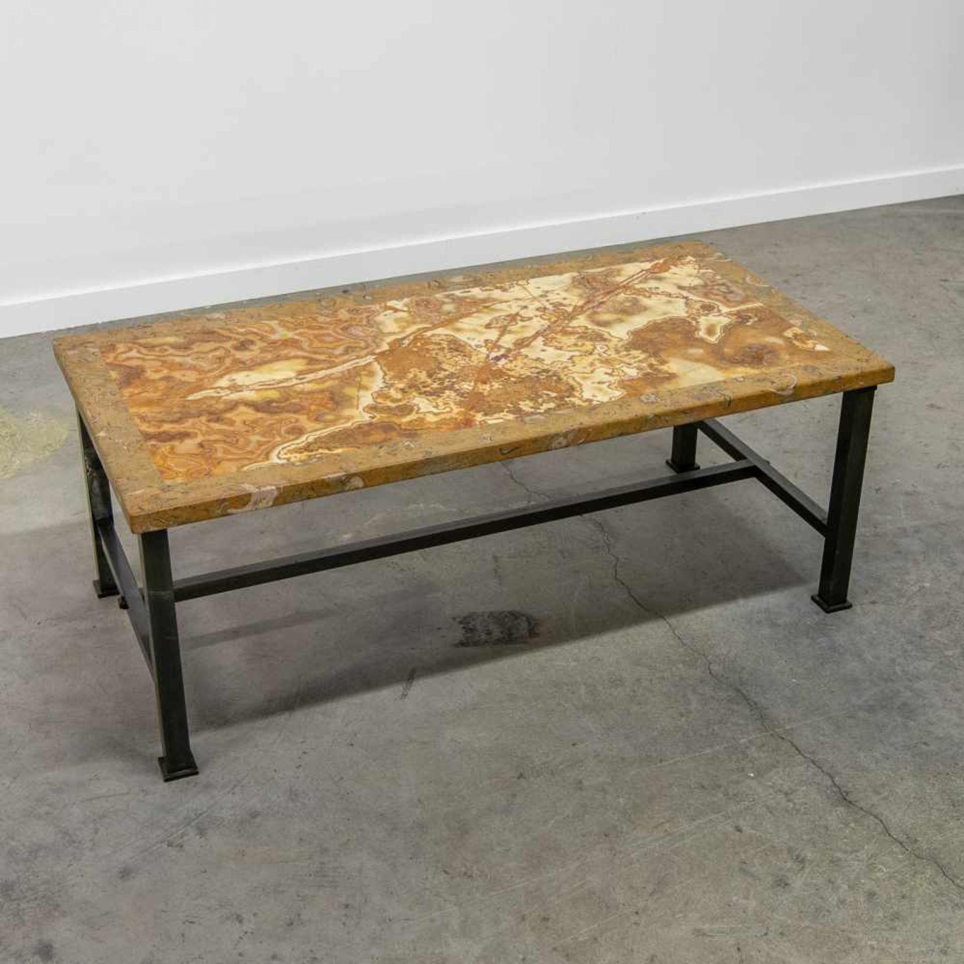 Coffee table, onyx top on metal base Length: 118 cm , Width: 60,5 cm, Hight: 46 cm, Diameter: 0 cm - Bild 3 aus 9