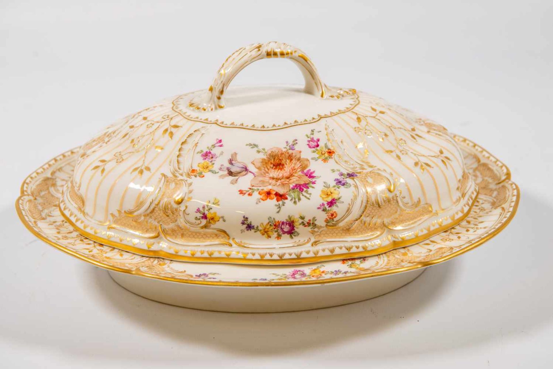 Exceptional dinner service of 66 pieces, handpainted decorations, Marked KPM. (1 small chip) Length: - Bild 23 aus 35
