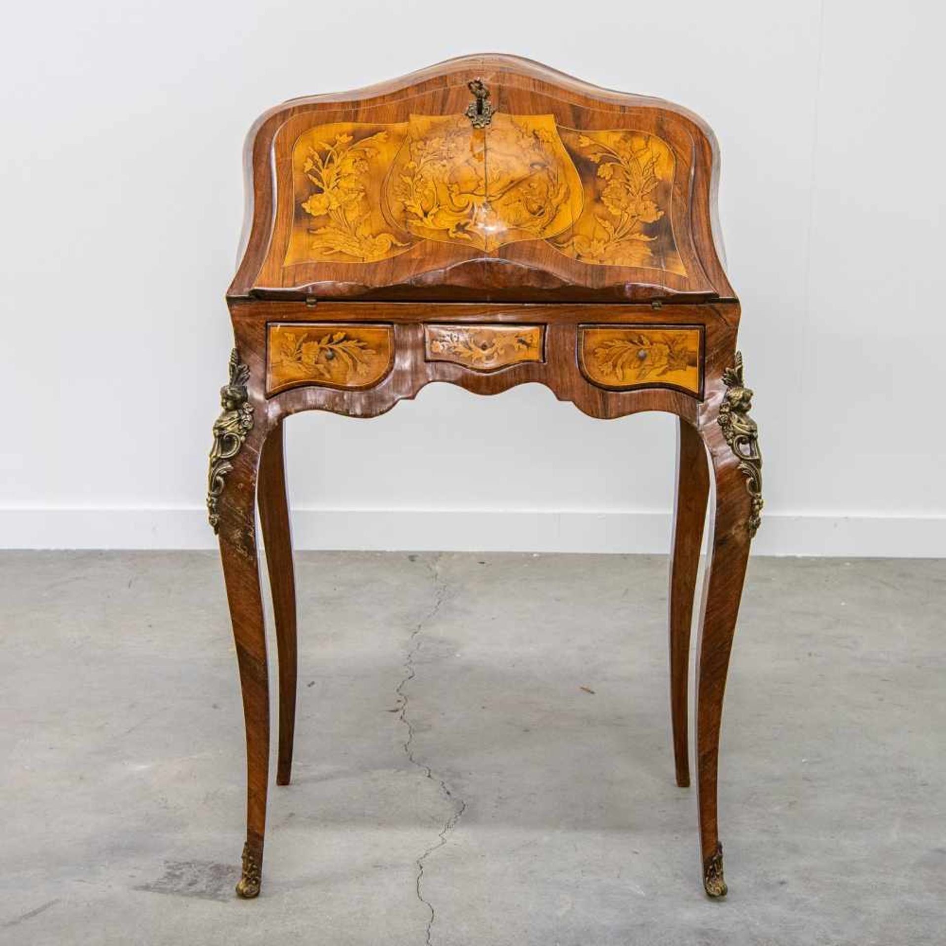 Writing desk with marquettry inlay in floral patterns. Mounted bronze putti, 20th century. Length: - Bild 10 aus 13