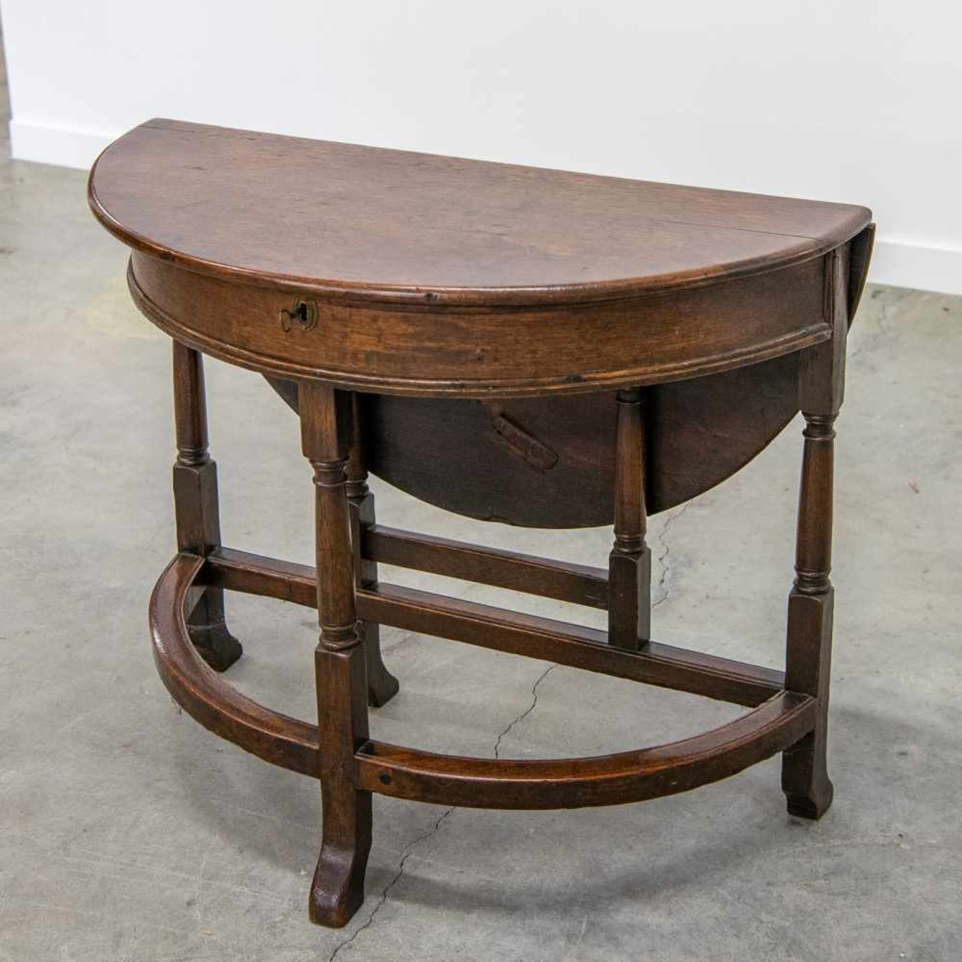 Half round and round drop leaf side table, oak. Late 18th, early 19th century. Length: 0 cm , - Bild 4 aus 6