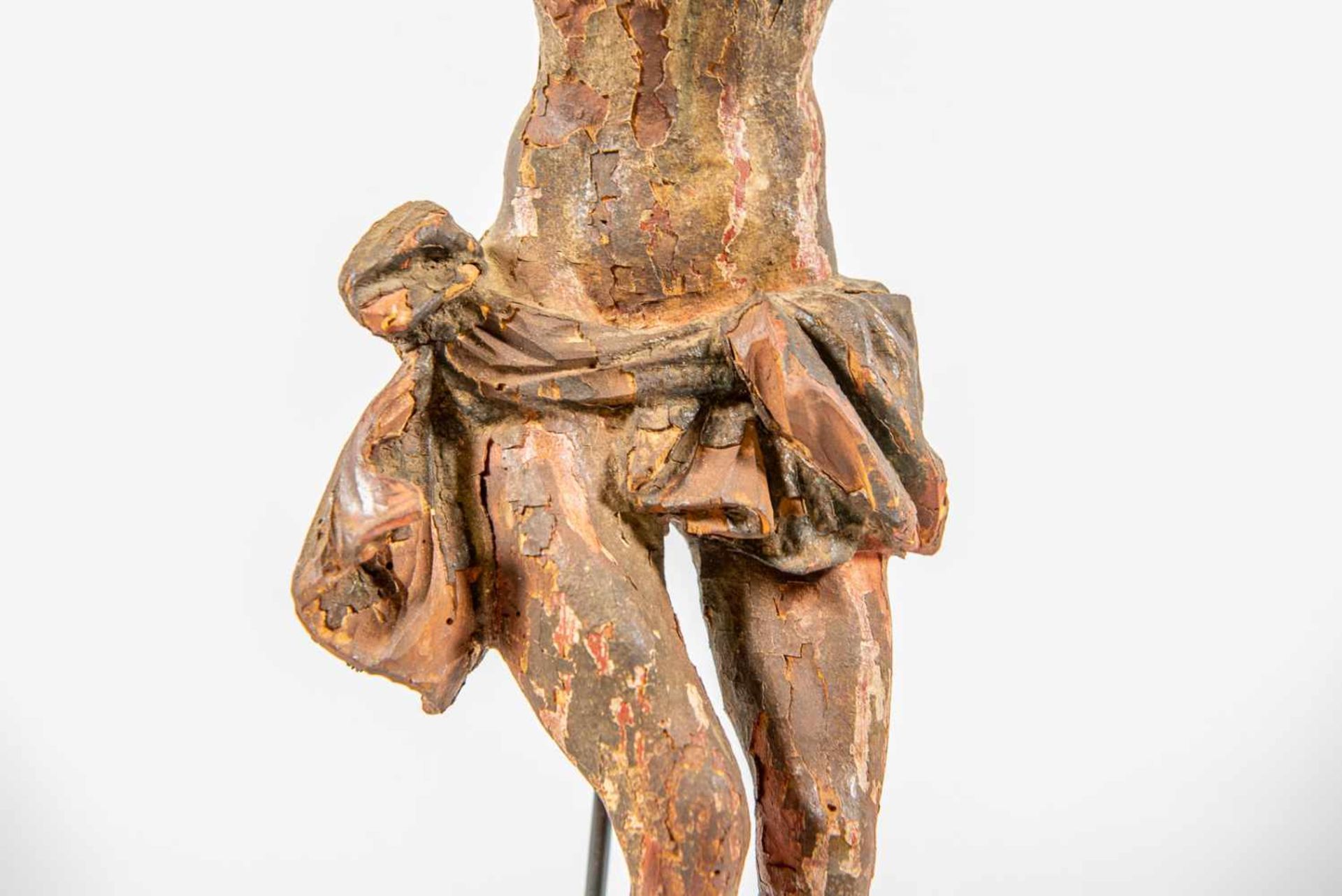 Late 17th, early 18th Century Wood corpus. The statue is mounted on a metal rond an standing on a - Bild 6 aus 7