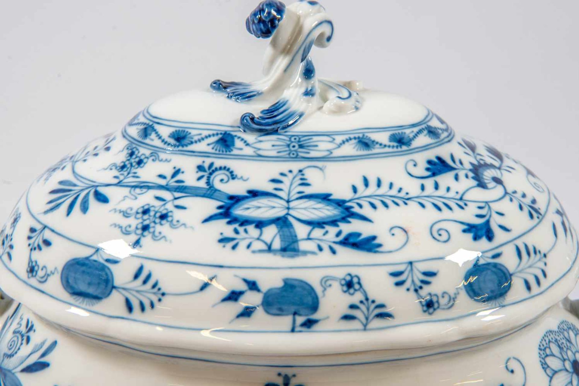 Large Soup Tureen, marked with crossed swords, Meissen zwiebelmuster decor. Length: 46,5 cm , Width: - Image 4 of 8