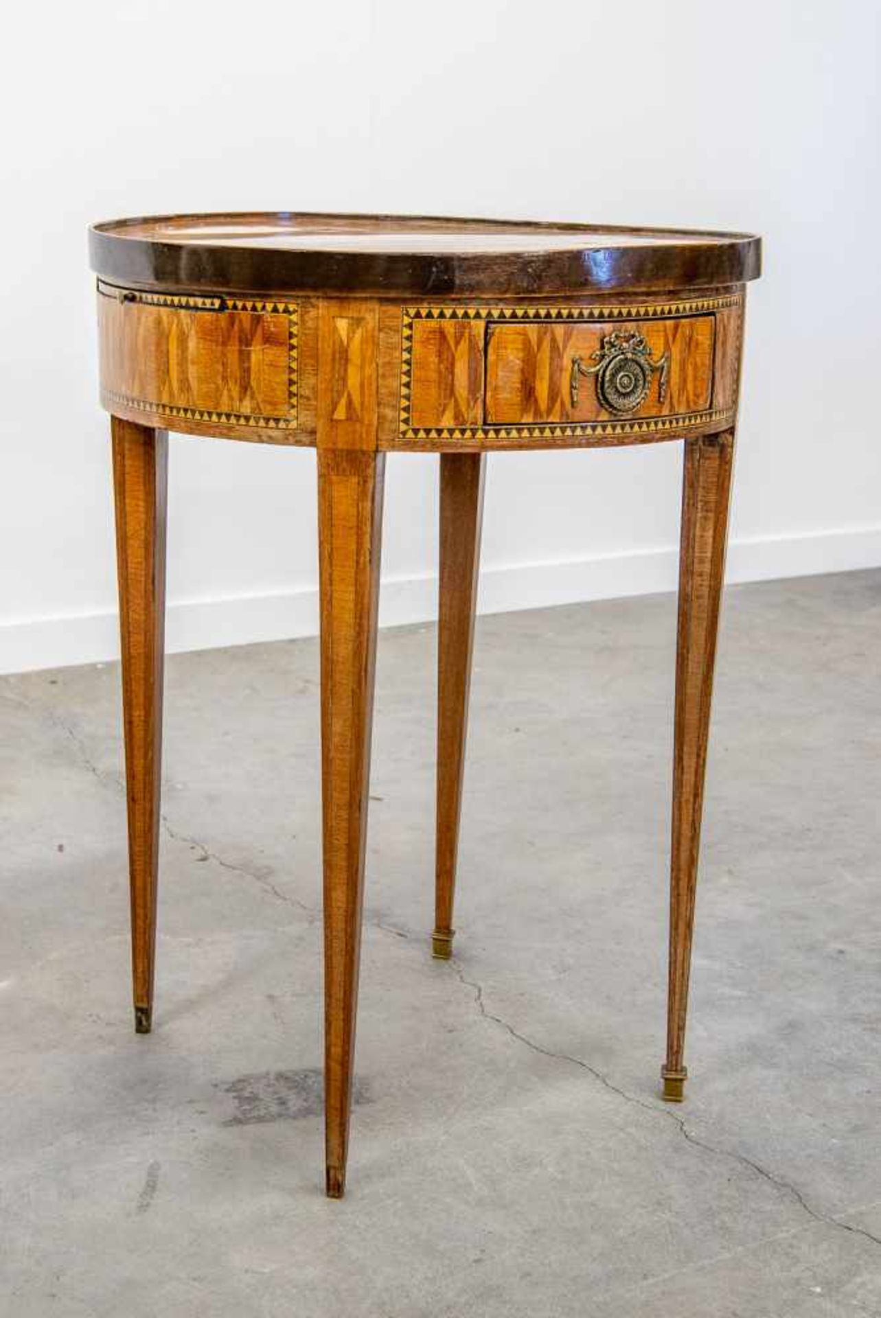 Maître DUBOISAntique game table, decorated with a marquetry 'Mongolfier' balloon and landscape and a - Bild 2 aus 9