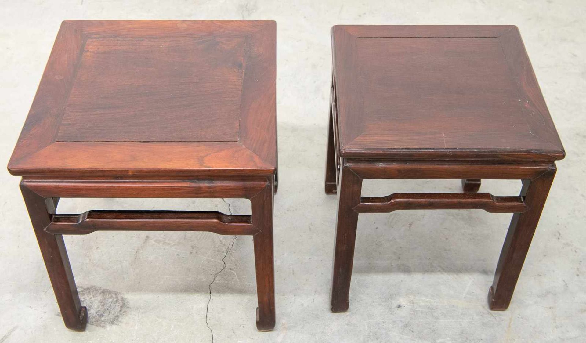 Eastern hardwood side tables. Length: 46,5 / 40,5 cm , Width: 46,5 / 40,5 cm, Hight: 51,56 cm, - Bild 5 aus 7