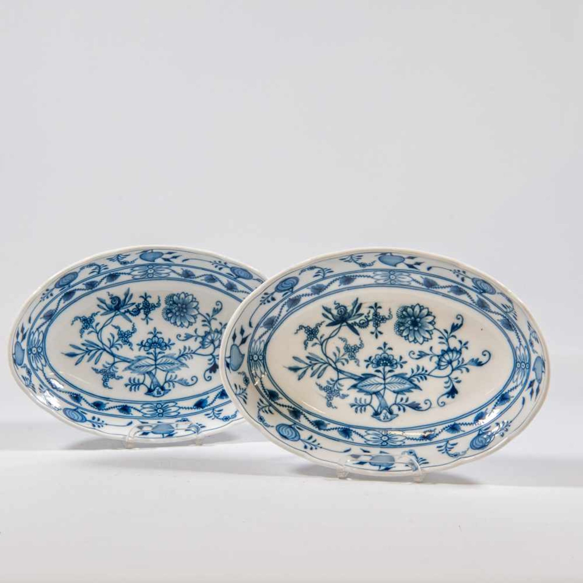 Pair of oval serving platters, marked with crossed swords, Meissen zwiebelmuster decor. Length: 26 - Image 2 of 4
