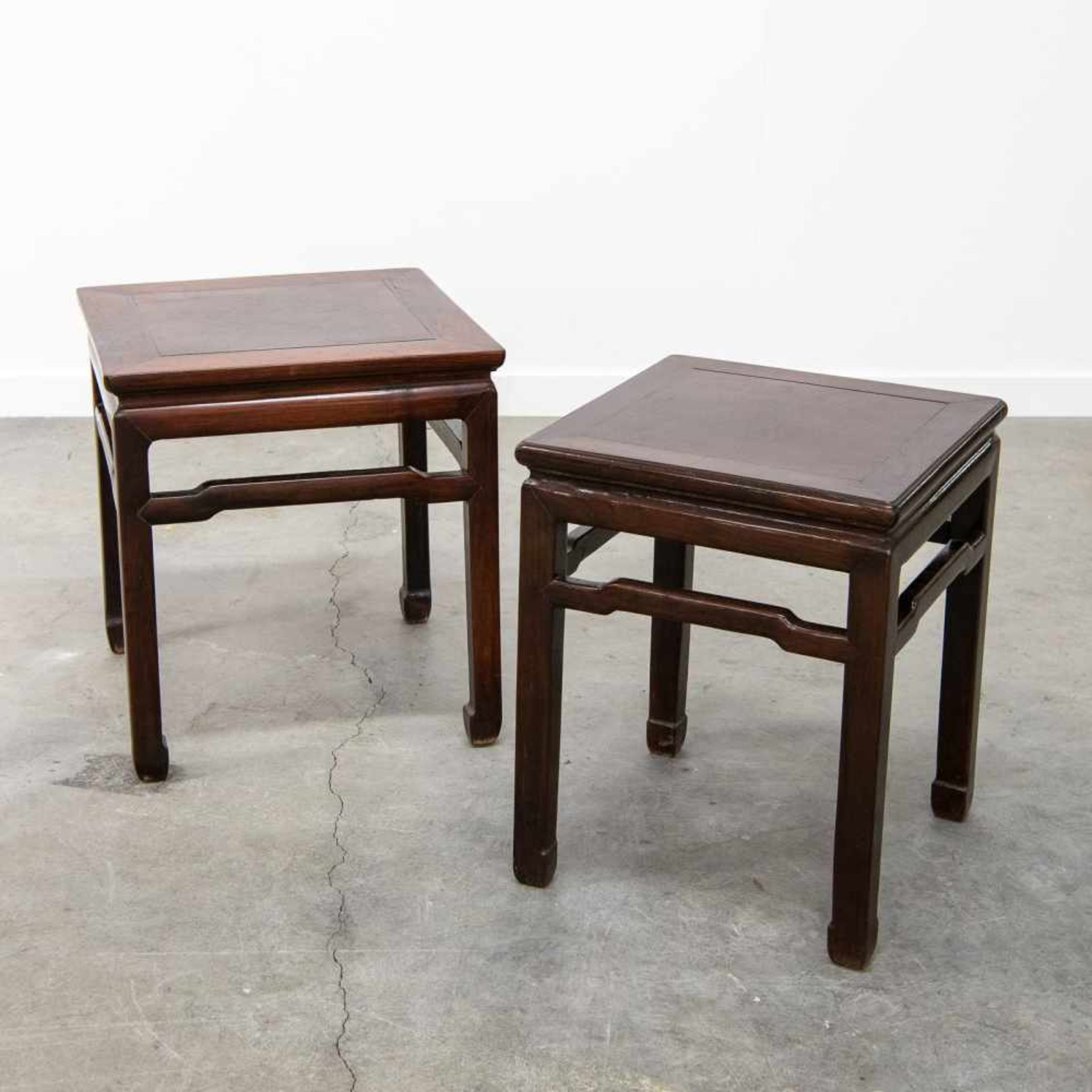 Eastern hardwood side tables. Length: 46,5 / 40,5 cm , Width: 46,5 / 40,5 cm, Hight: 51,56 cm,