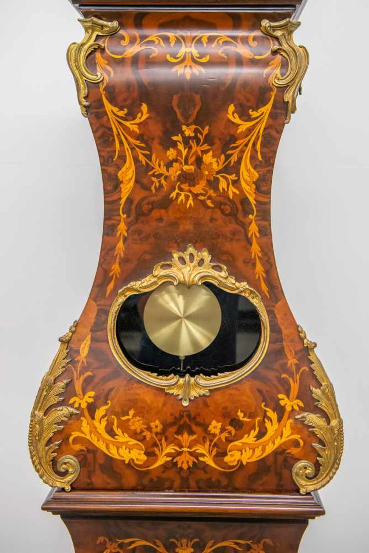 Stainding clock, marquetry inlay and mounted bronze. 1970 Length: 0 cm , Width: 59 cm, Hight: 205 - Bild 6 aus 9