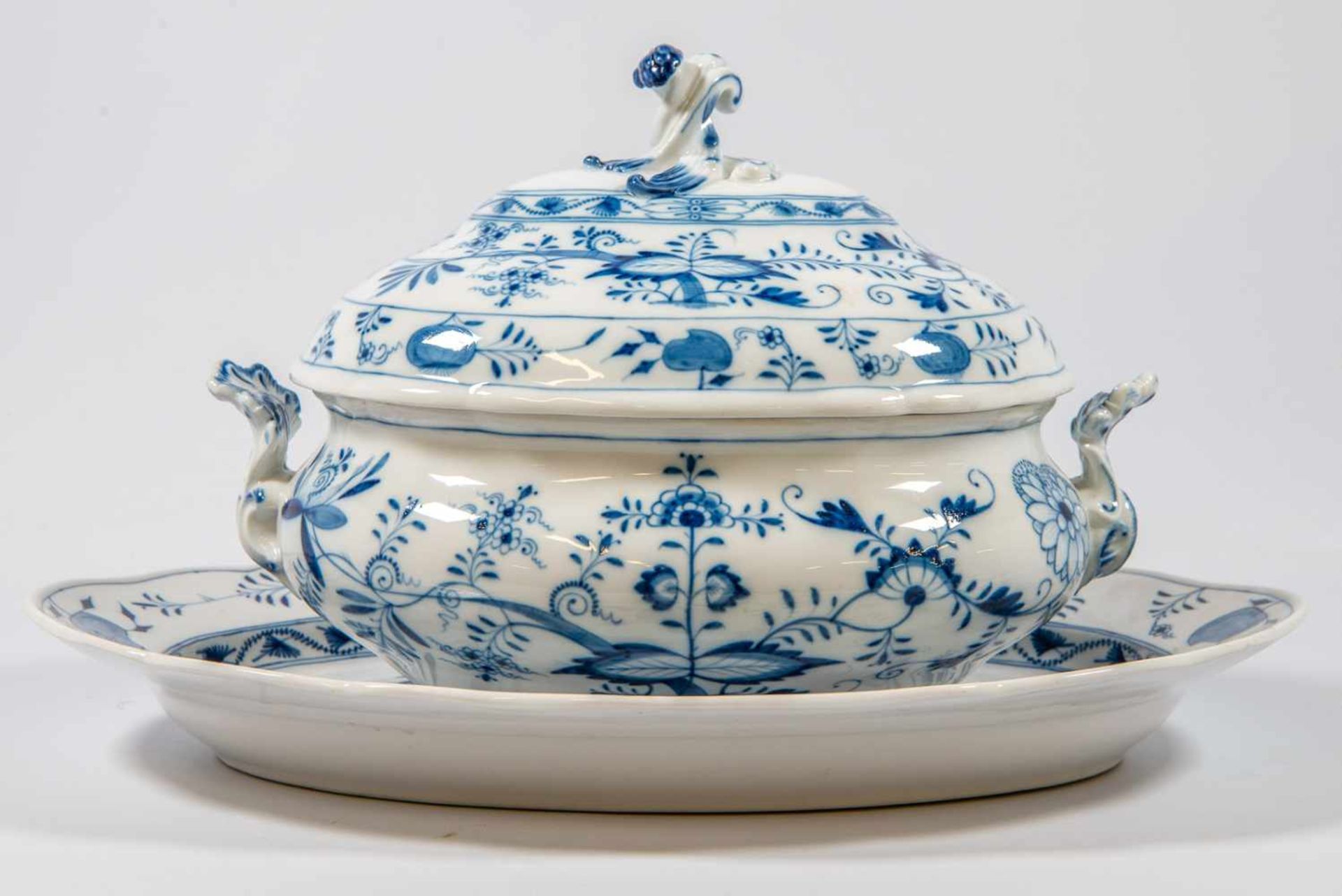 Large Soup Tureen, marked with crossed swords, Meissen zwiebelmuster decor. Length: 46,5 cm , Width: