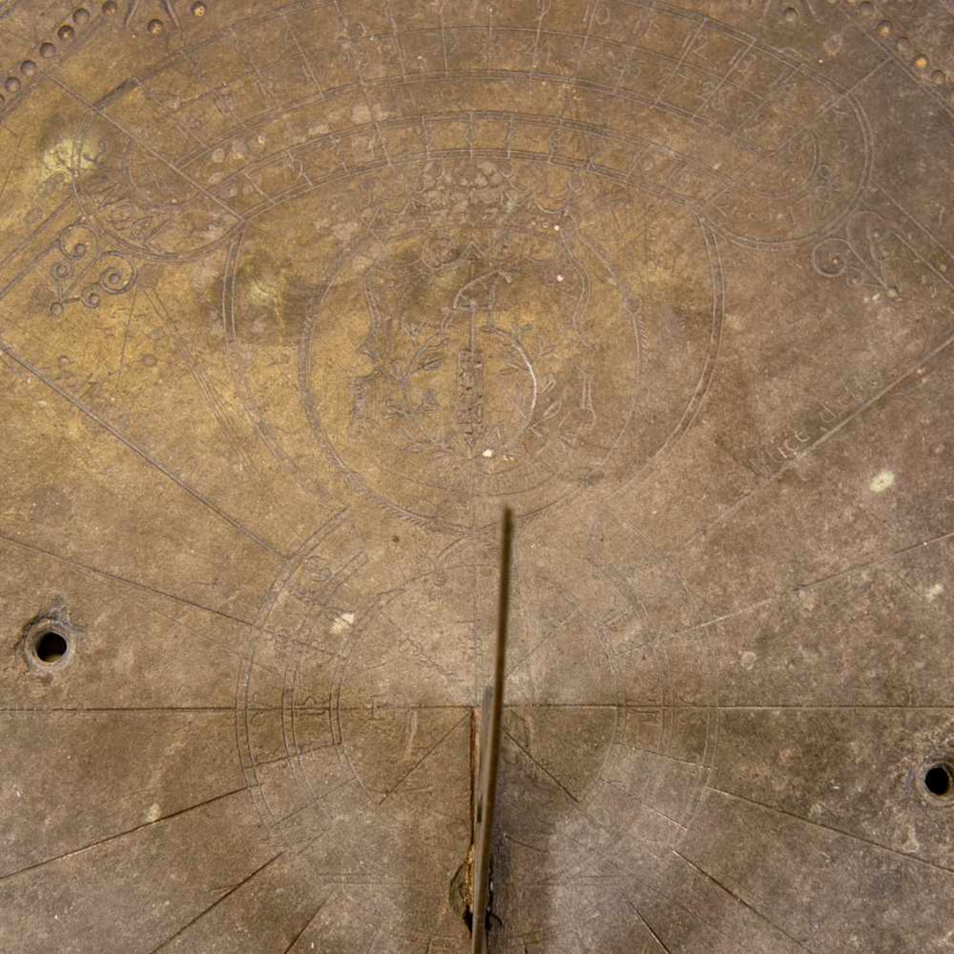 Slate rock sundial, 1798, engraved with latin: 'inuirom que fenor'. Lunar calendar. Length: 40 - Bild 4 aus 10