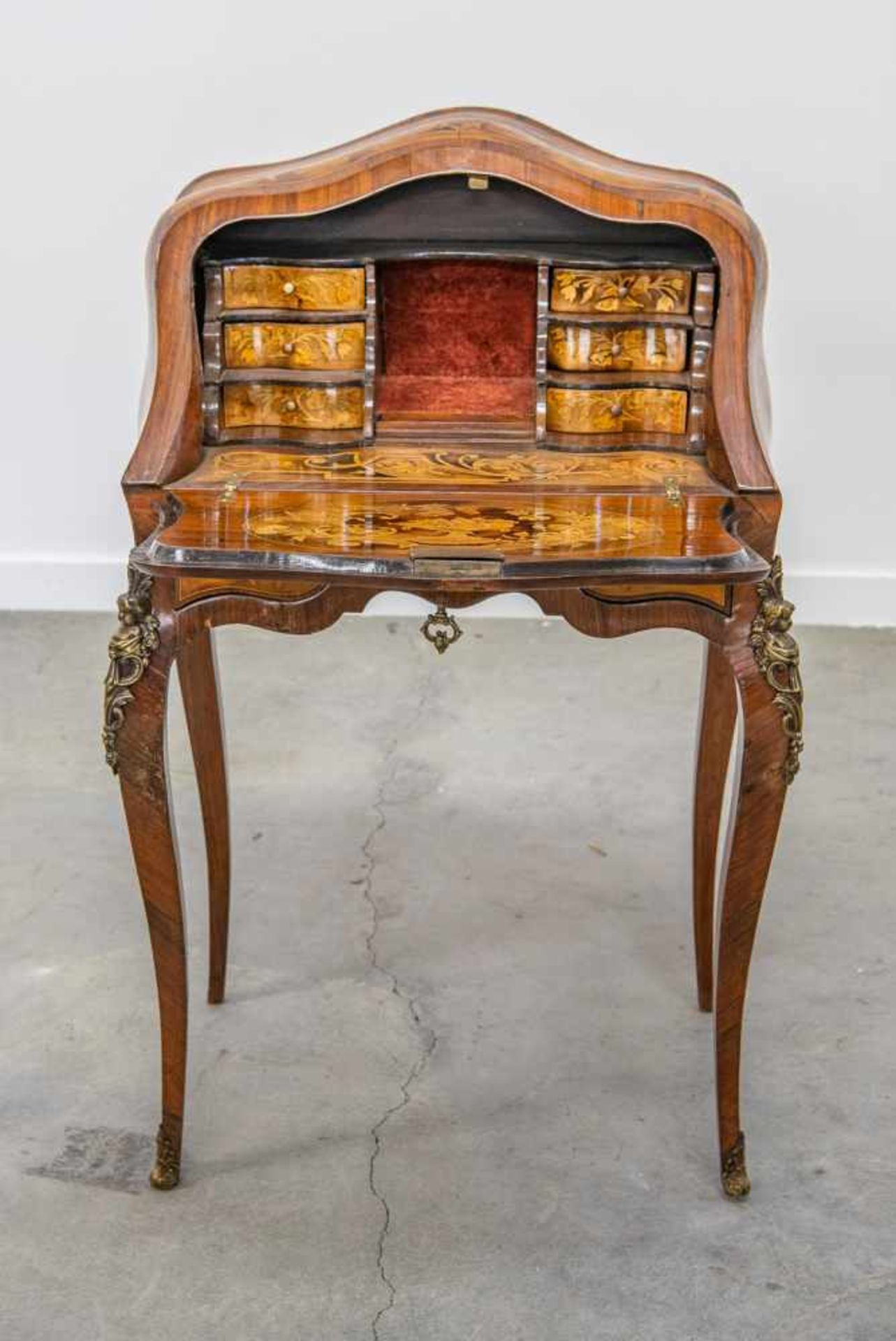 Writing desk with marquettry inlay in floral patterns. Mounted bronze putti, 20th century. Length: - Bild 13 aus 13