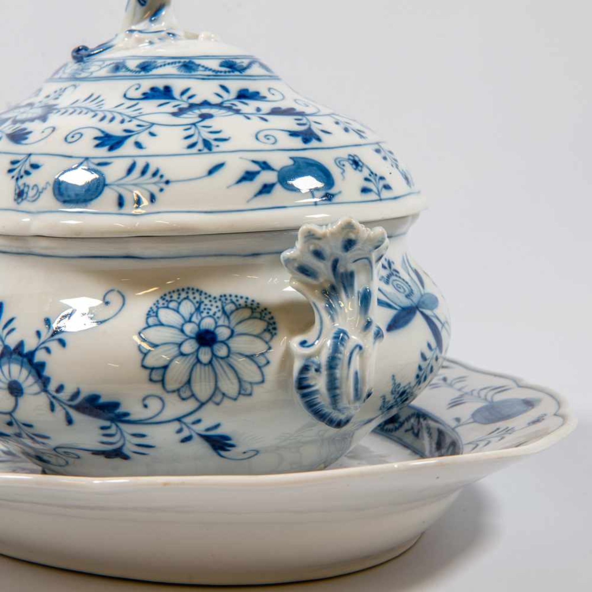 Large Soup Tureen, marked with crossed swords, Meissen zwiebelmuster decor. Length: 46,5 cm , Width: - Image 5 of 8