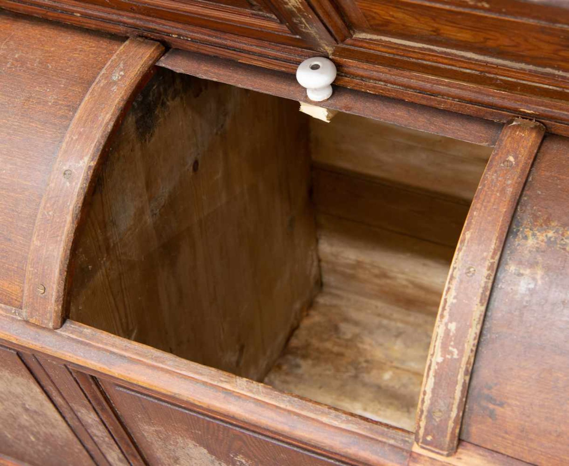 Shop cabinet with 3 antique scoops. 1920 Length: 261 cm , Width: 66 cm, Hight: 130 cm, Diameter: 0 - Bild 4 aus 8