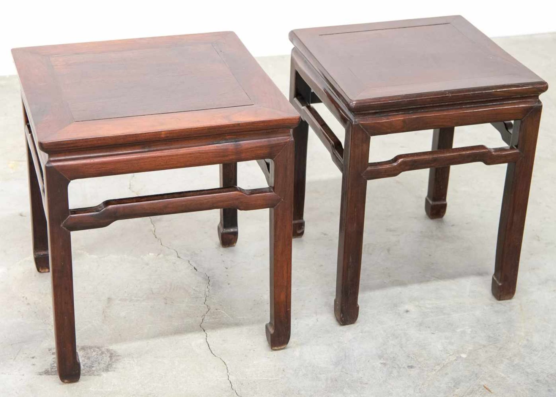 Eastern hardwood side tables. Length: 46,5 / 40,5 cm , Width: 46,5 / 40,5 cm, Hight: 51,56 cm, - Bild 4 aus 7