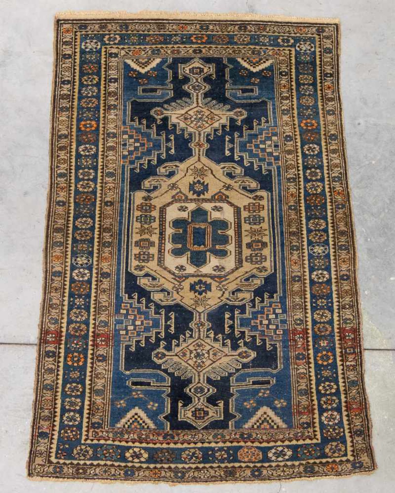 Hand-woven Carpet Length: 122 cm , Width: 186 cm, Hight: 0 cm, Diameter: 0 cm - Image 2 of 5