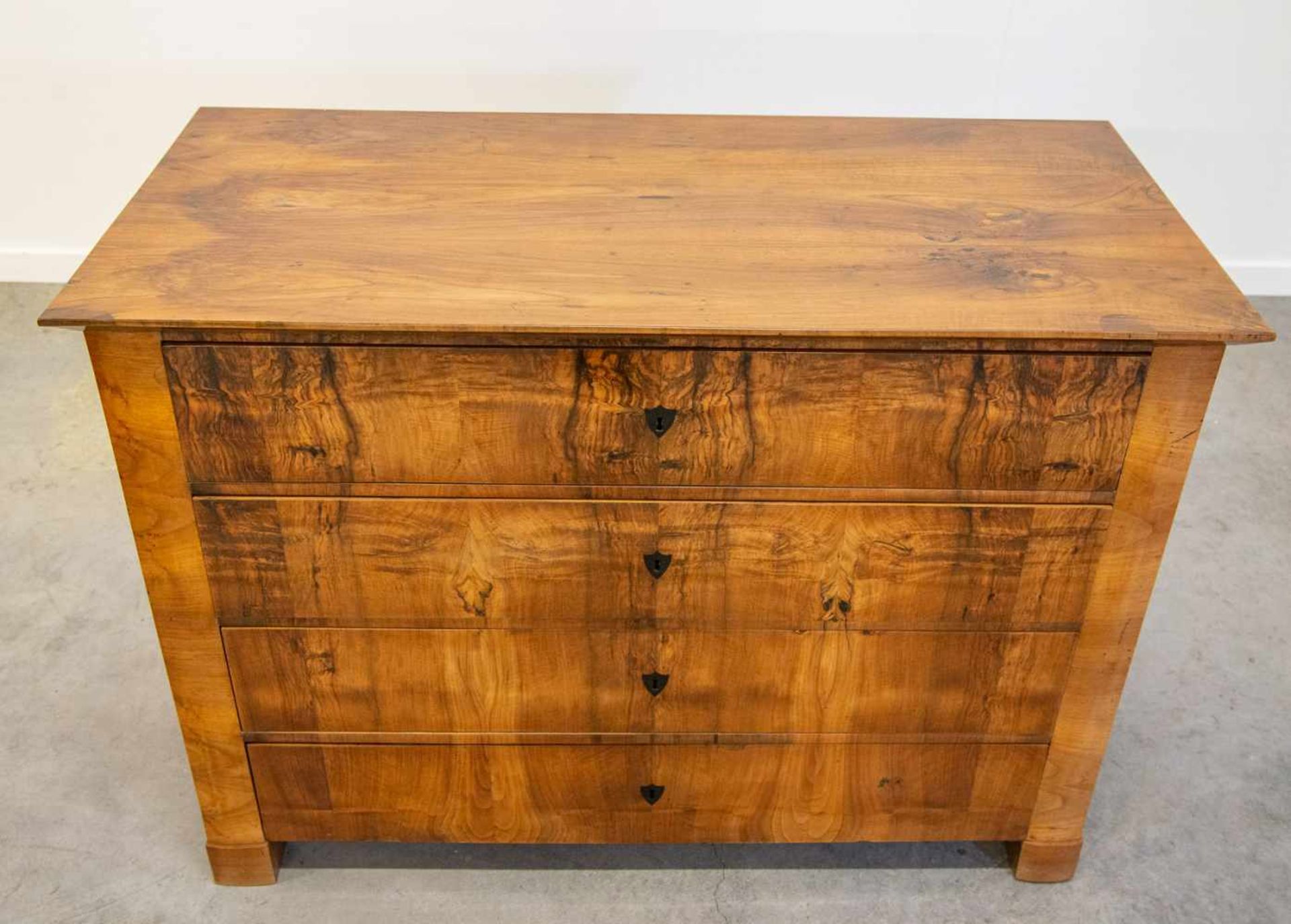 Commode with 4 drawers, probably of eastern european origin. Length: 125 cm , Width: 60 cm, Hight: - Bild 6 aus 8