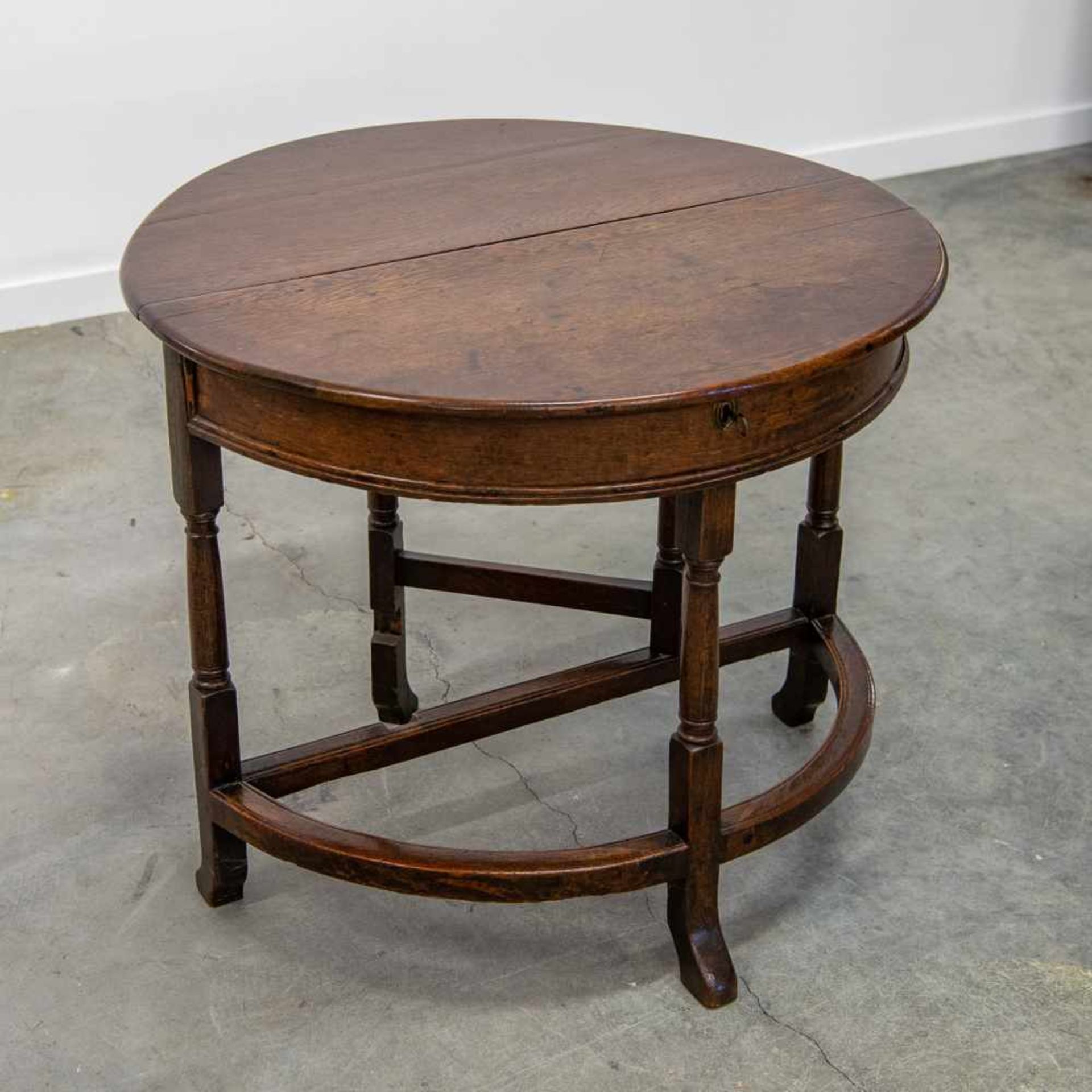 Half round and round drop leaf side table, oak. Late 18th, early 19th century. Length: 0 cm , - Bild 5 aus 6