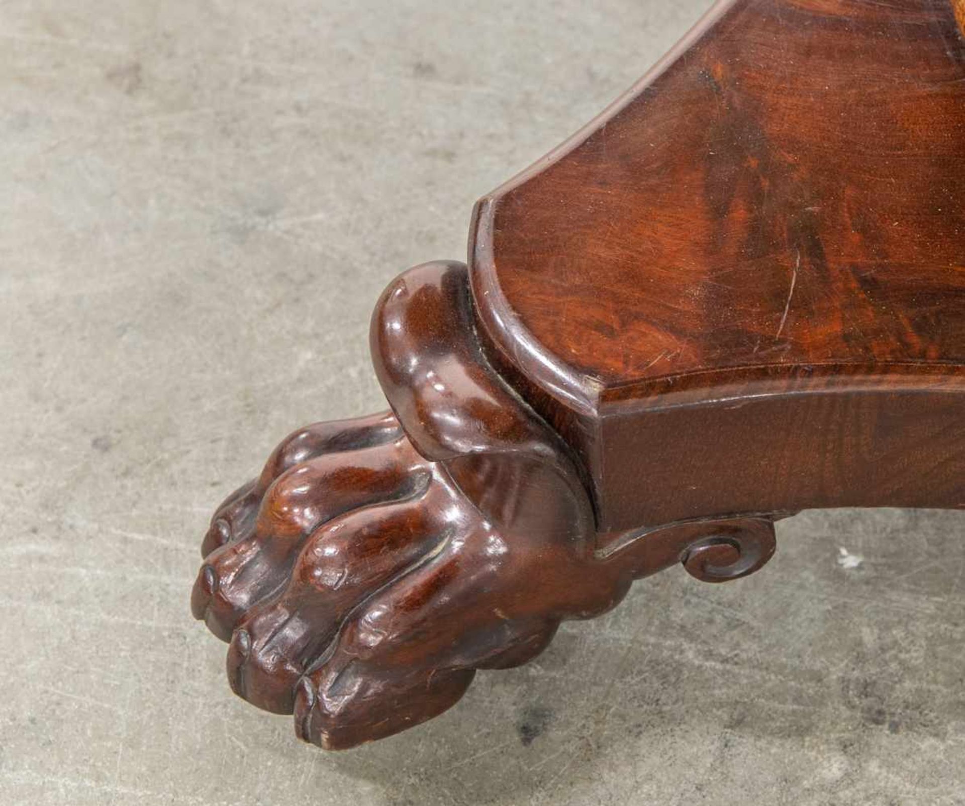 Mahogany table with claw feet Length: 0 cm , Width: 0 cm, Hight: 73,5 cm, Diameter: 99 cm - Bild 5 aus 5