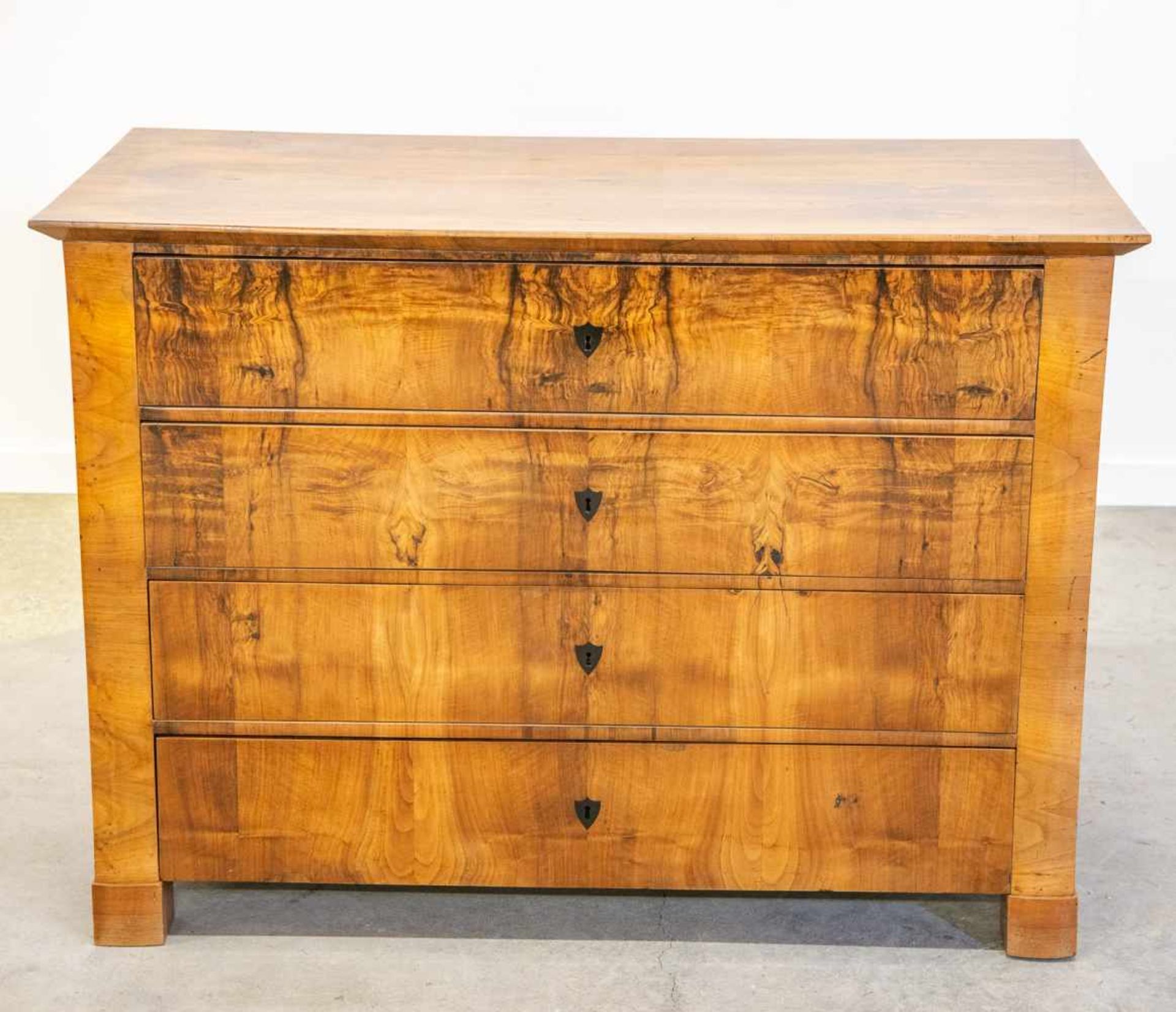 Commode with 4 drawers, probably of eastern european origin. Length: 125 cm , Width: 60 cm, Hight: - Bild 4 aus 8