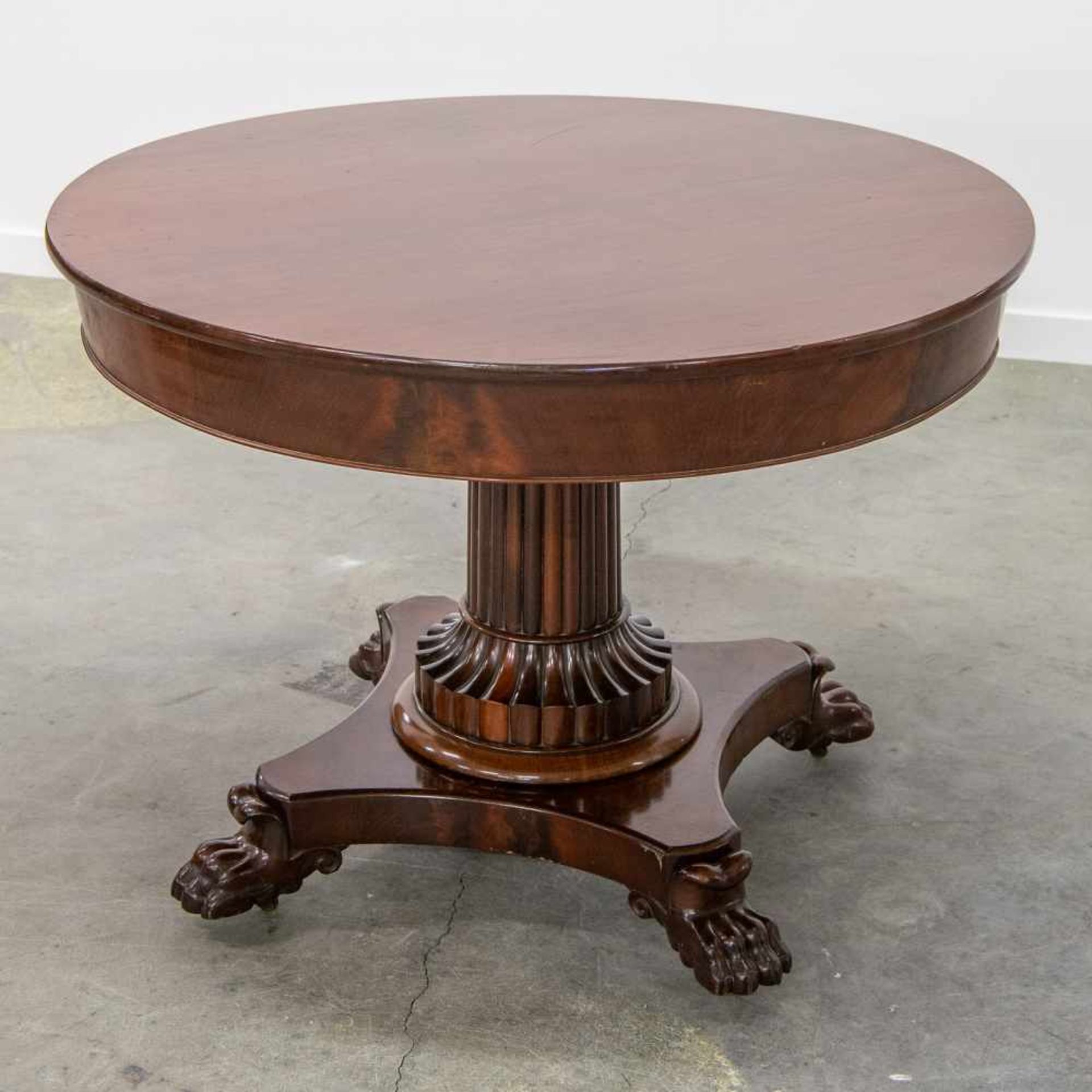 Mahogany table with claw feet Length: 0 cm , Width: 0 cm, Hight: 73,5 cm, Diameter: 99 cm - Bild 2 aus 5