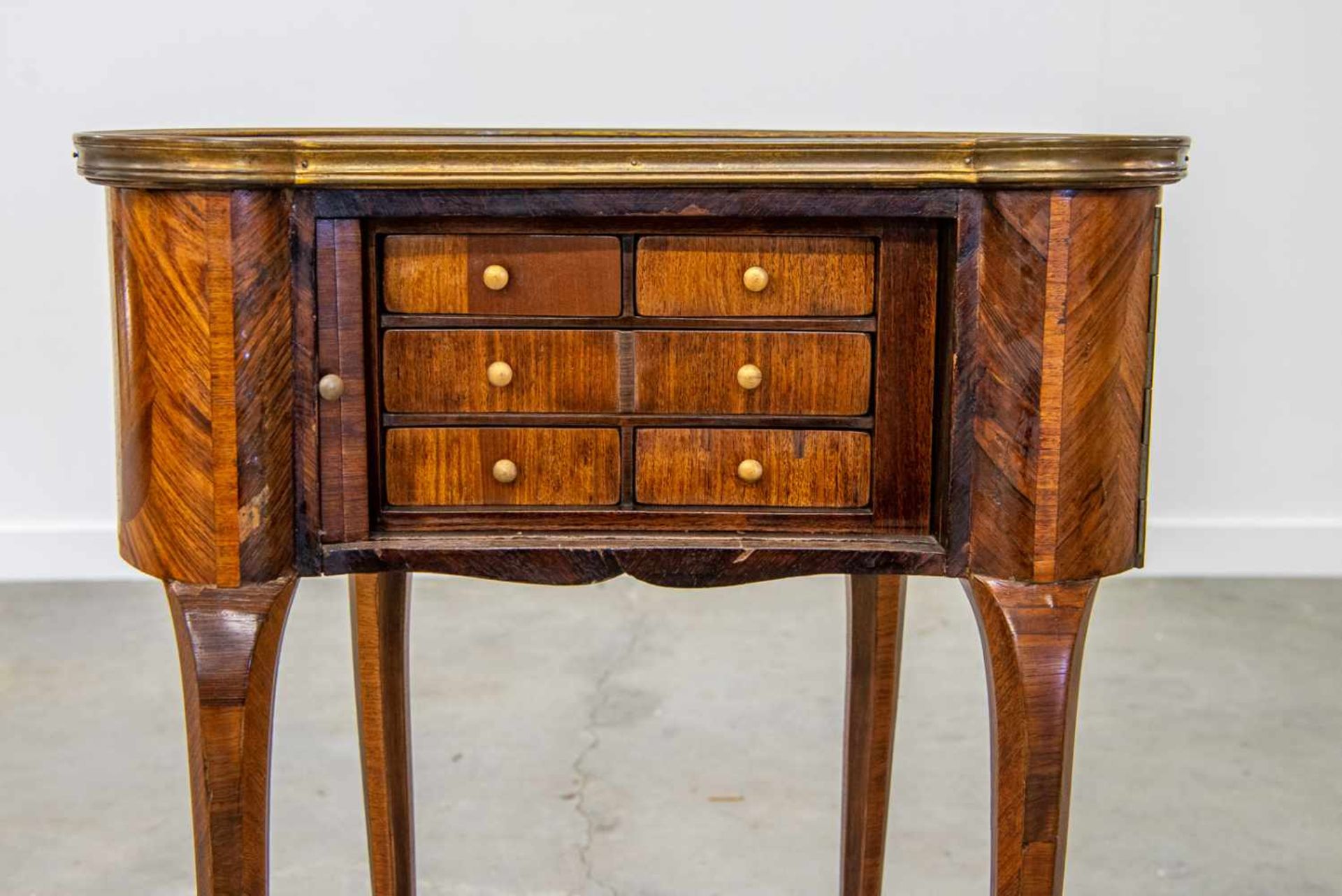 Kidney table, with marquetry inlay, rolling shutter and 2 hidden drawers, 19th century Length: 56 cm - Bild 4 aus 5