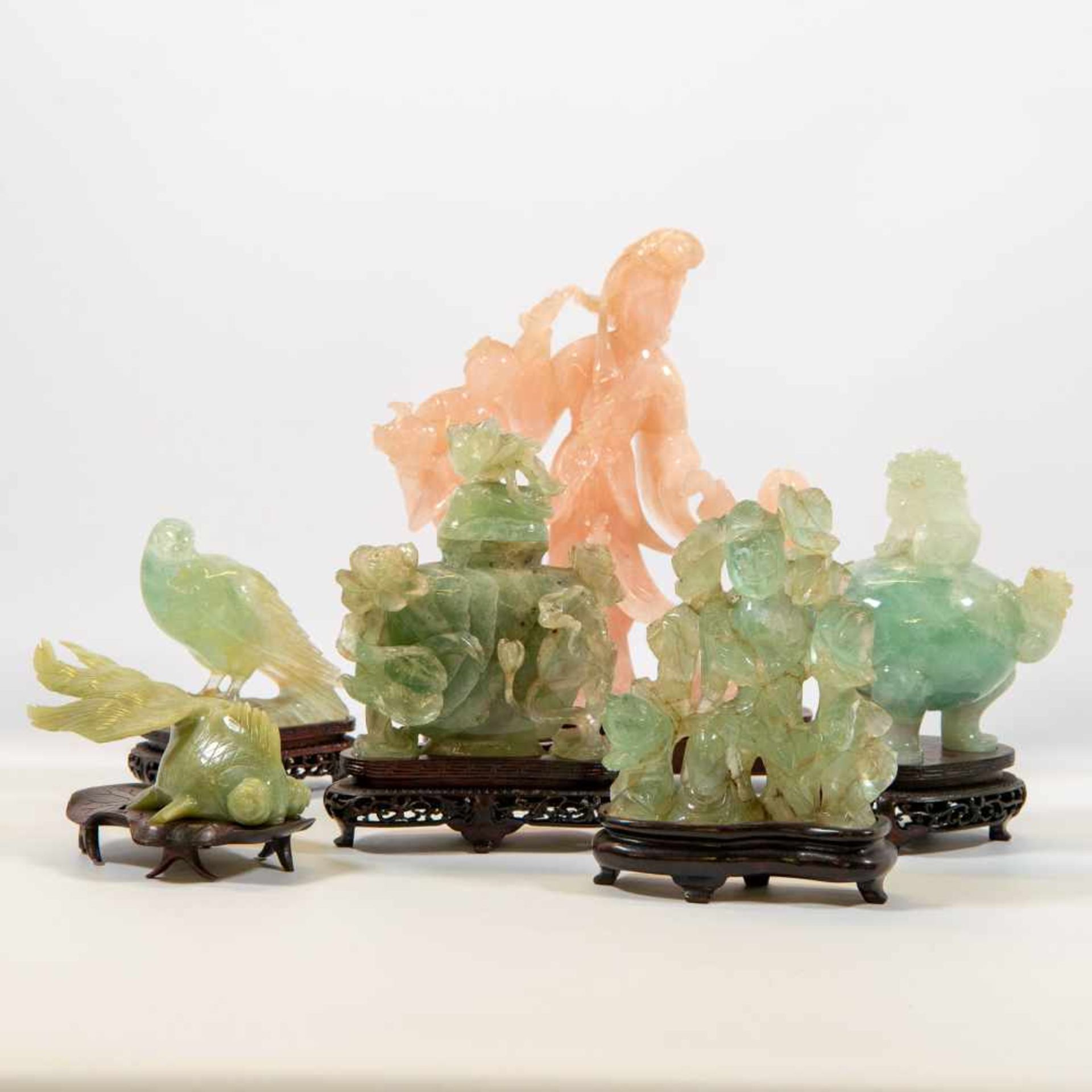 Large lot of Chinese figurines in a green and pink Soapstone. (restorations) Length: 0 cm , Width: 0