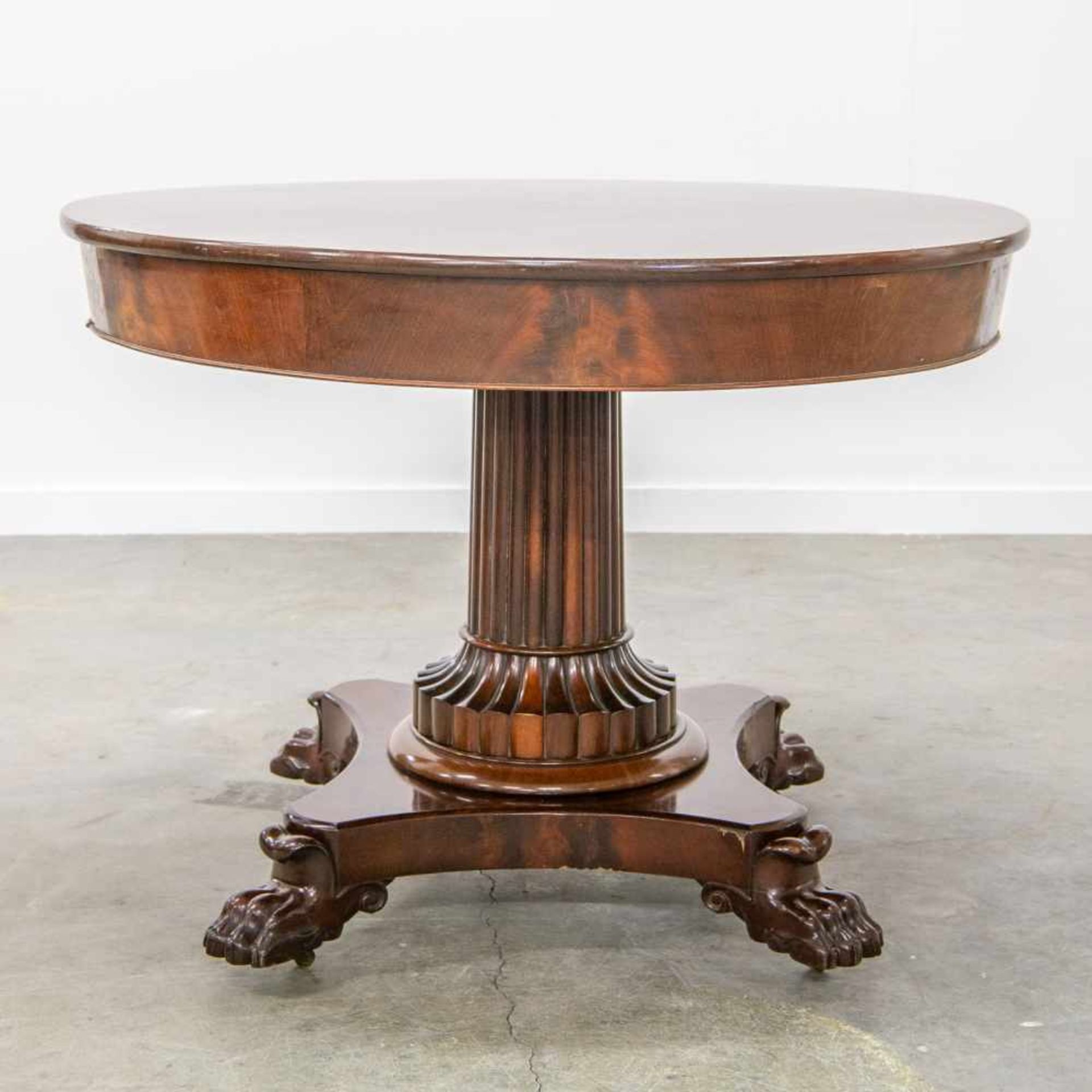 Mahogany table with claw feet Length: 0 cm , Width: 0 cm, Hight: 73,5 cm, Diameter: 99 cm